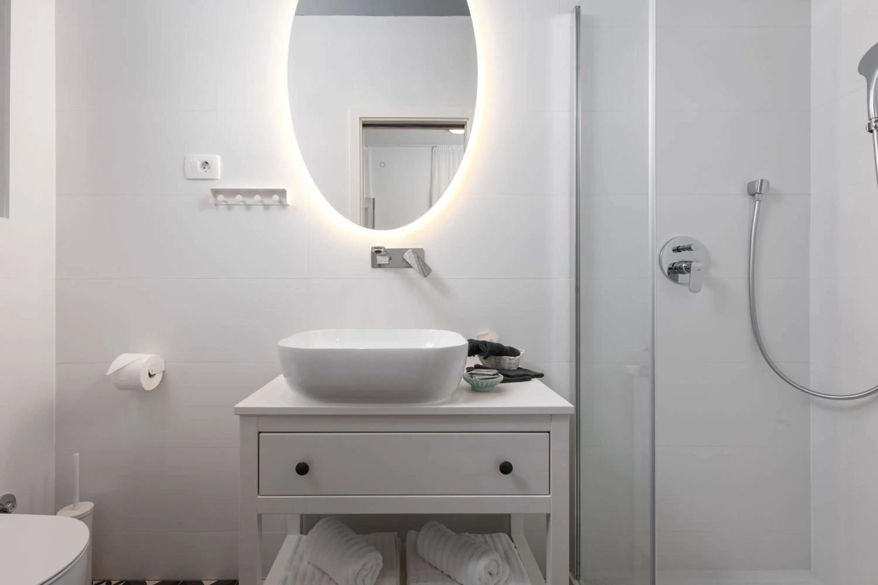 Shower in Aborda Rooms