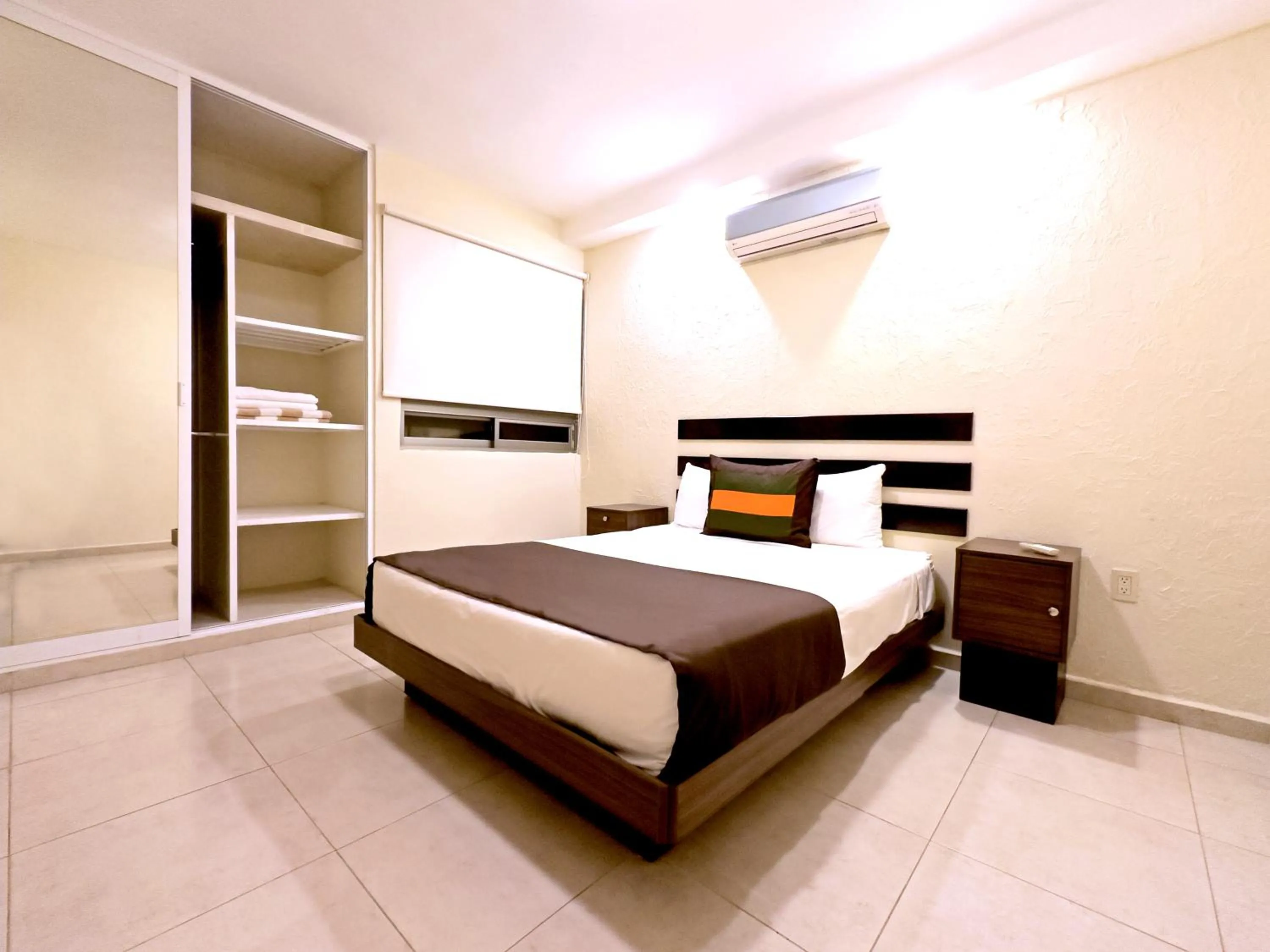 Bedroom, Bed in Topacio7 Residencial