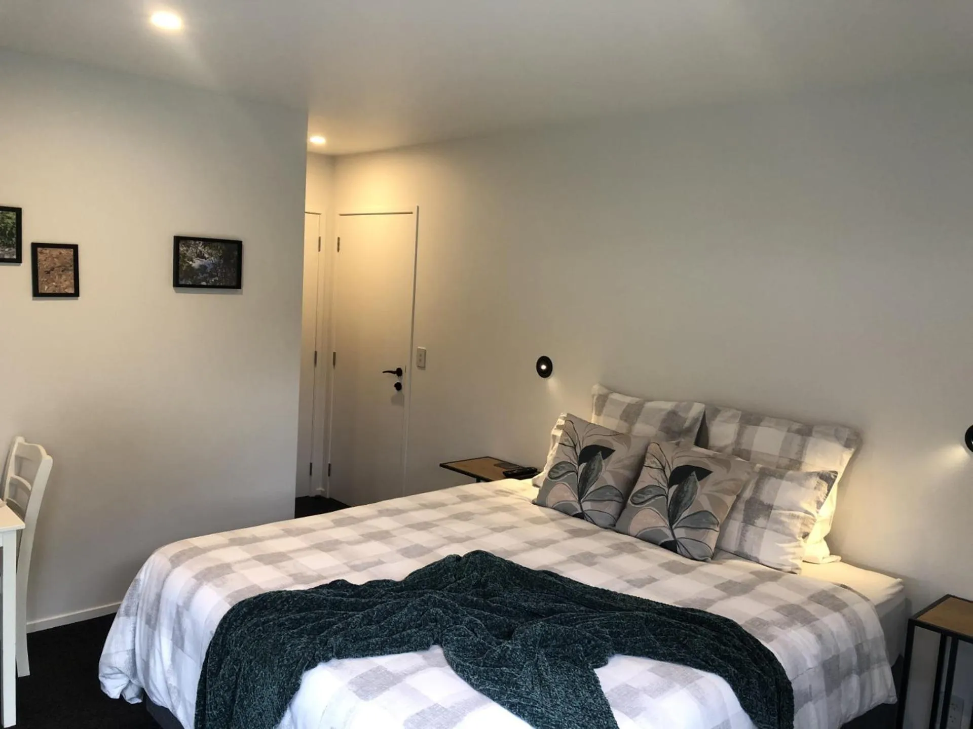 Bedroom, Bed in Roy and Anns Haven