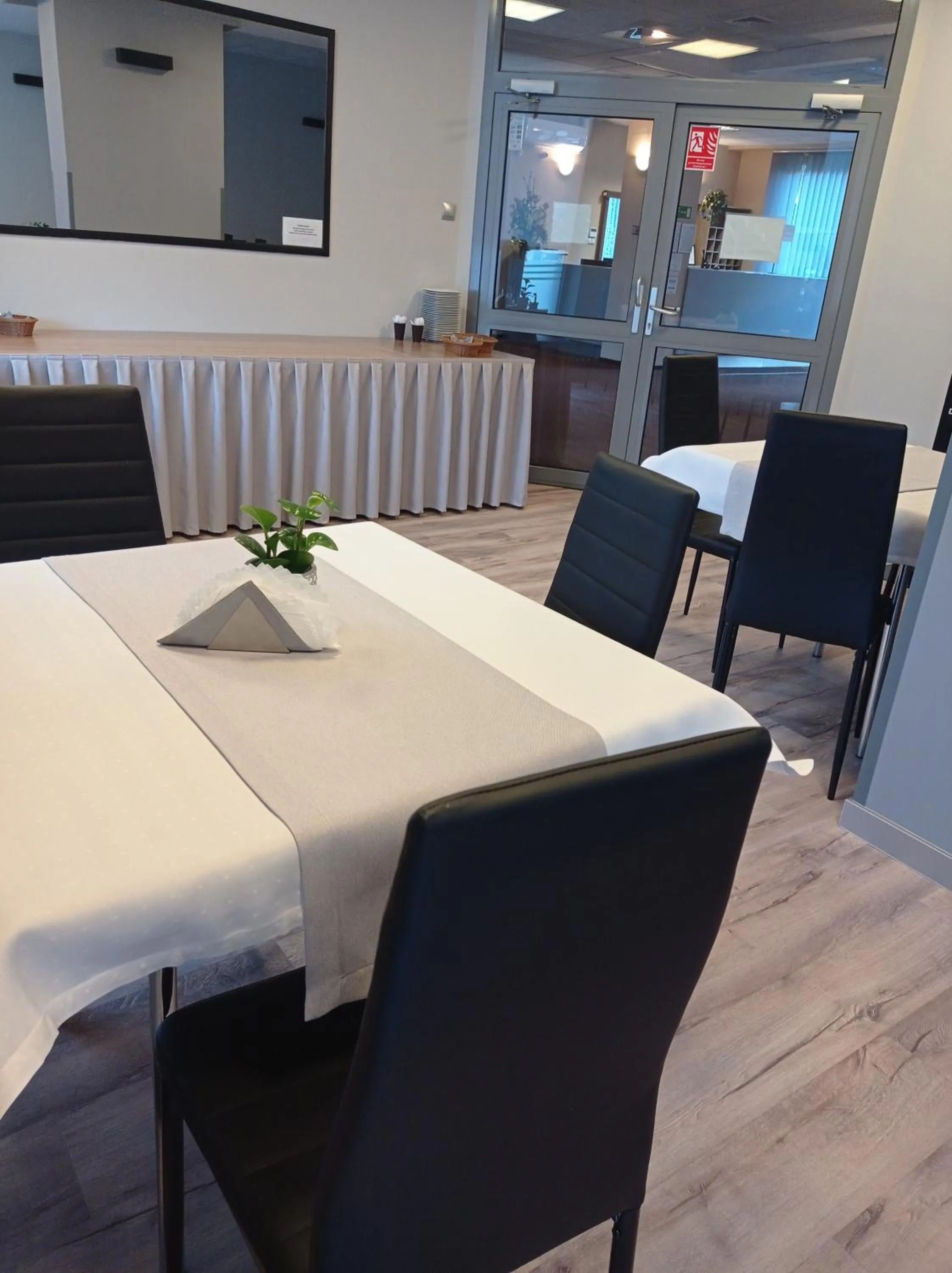 Restaurant/places to eat in Hotel Olimpijski