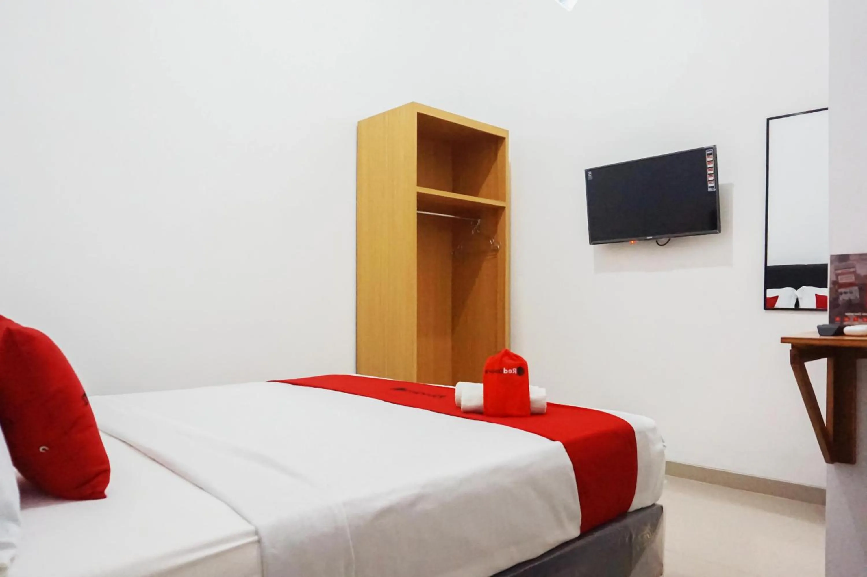 Bed in RedDoorz @ Jalan Danau Limboto