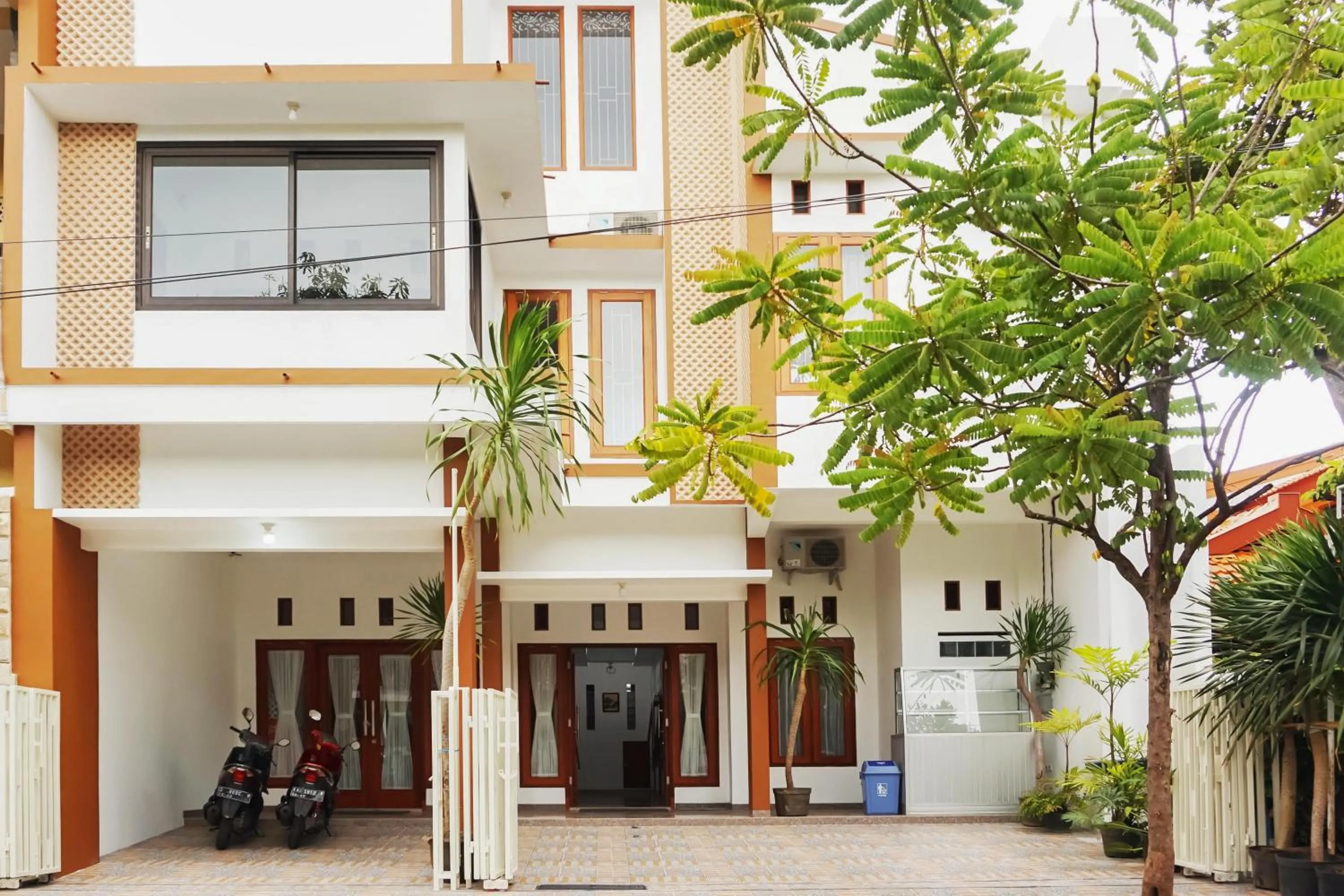 Property logo or sign in RedDoorz @ Jalan Danau Limboto