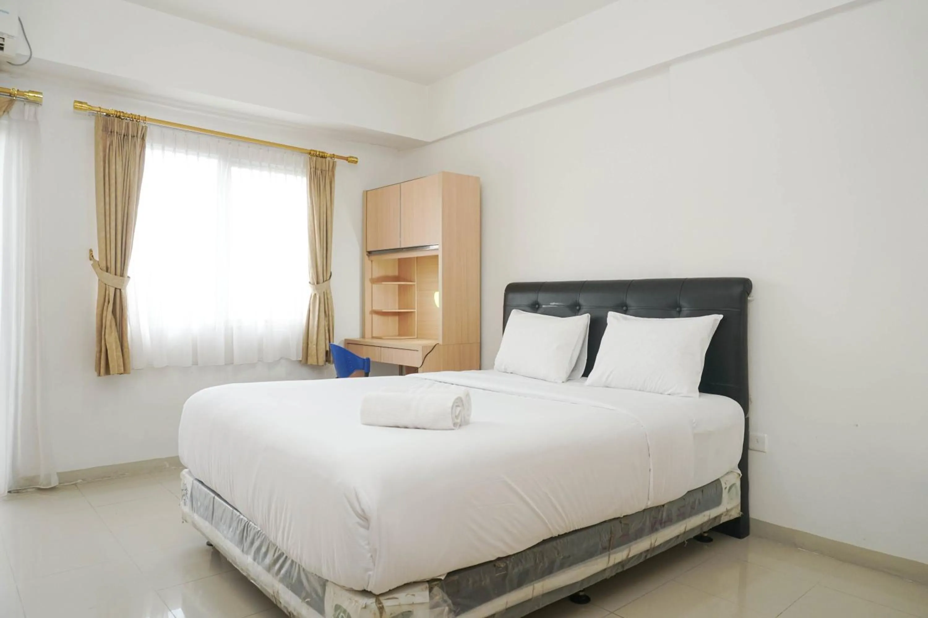 Bed in Minimalist Studio Park View Condominium Apartment near Mall By Travelio
