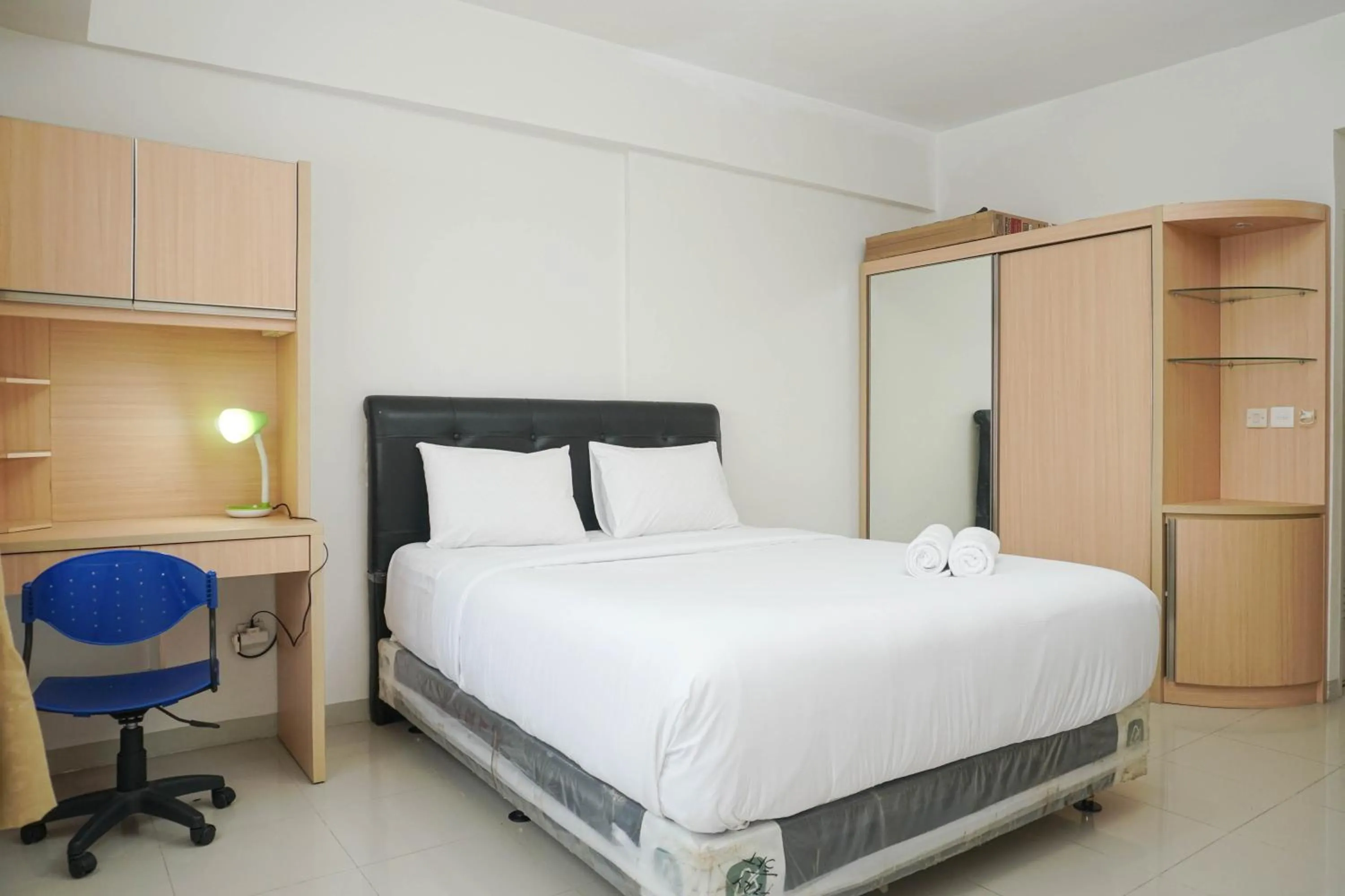 Bed in Minimalist Studio Park View Condominium Apartment near Mall By Travelio