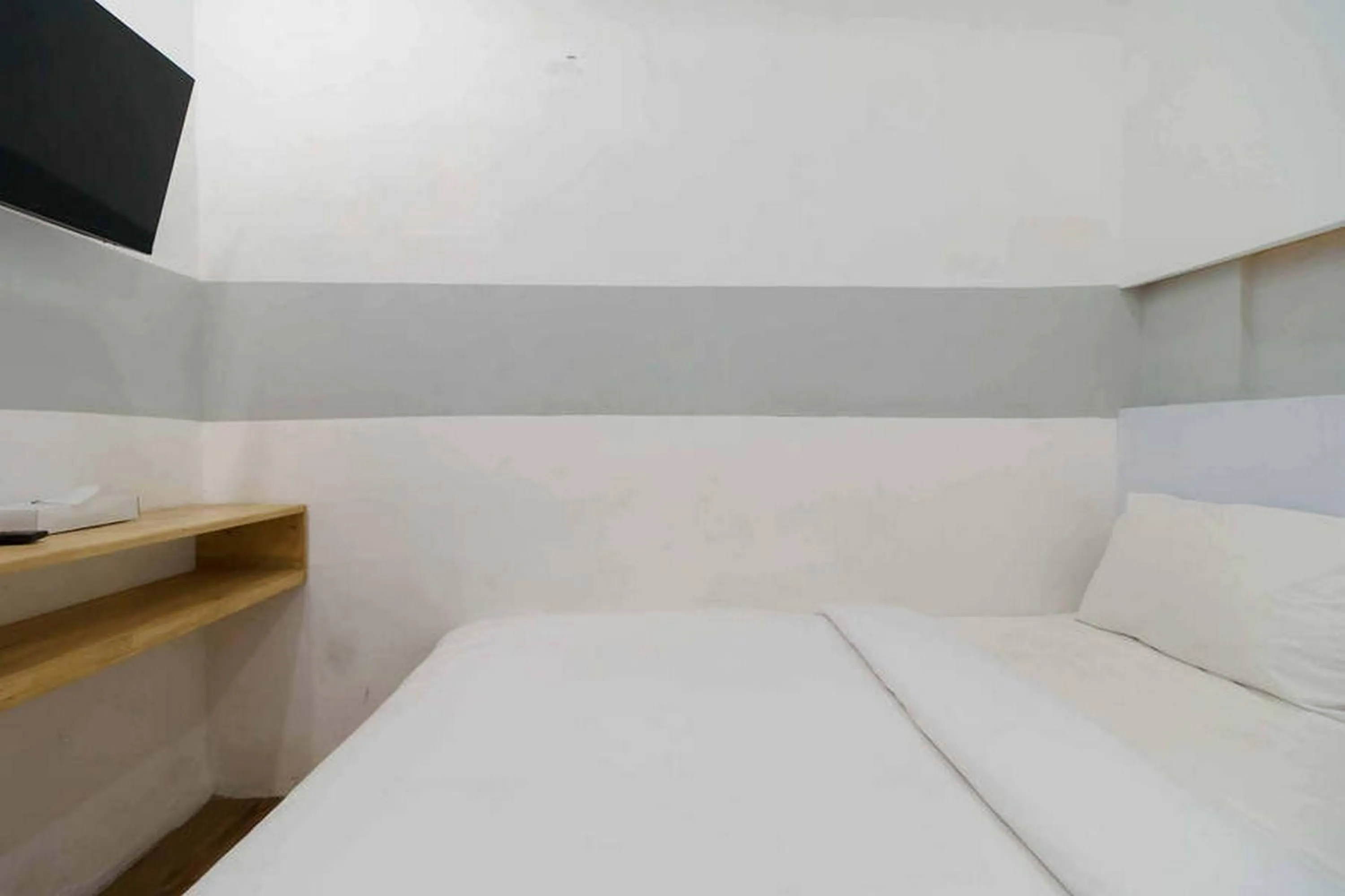 Bed in RedDoorz at Jotel Guest House Medan