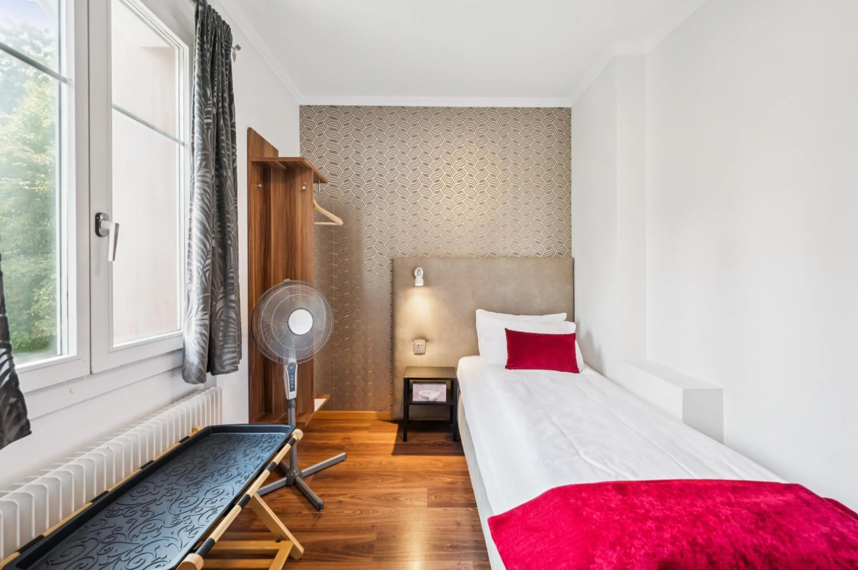 Bedroom, Bed in Hotel Sonne Interlaken-Matten