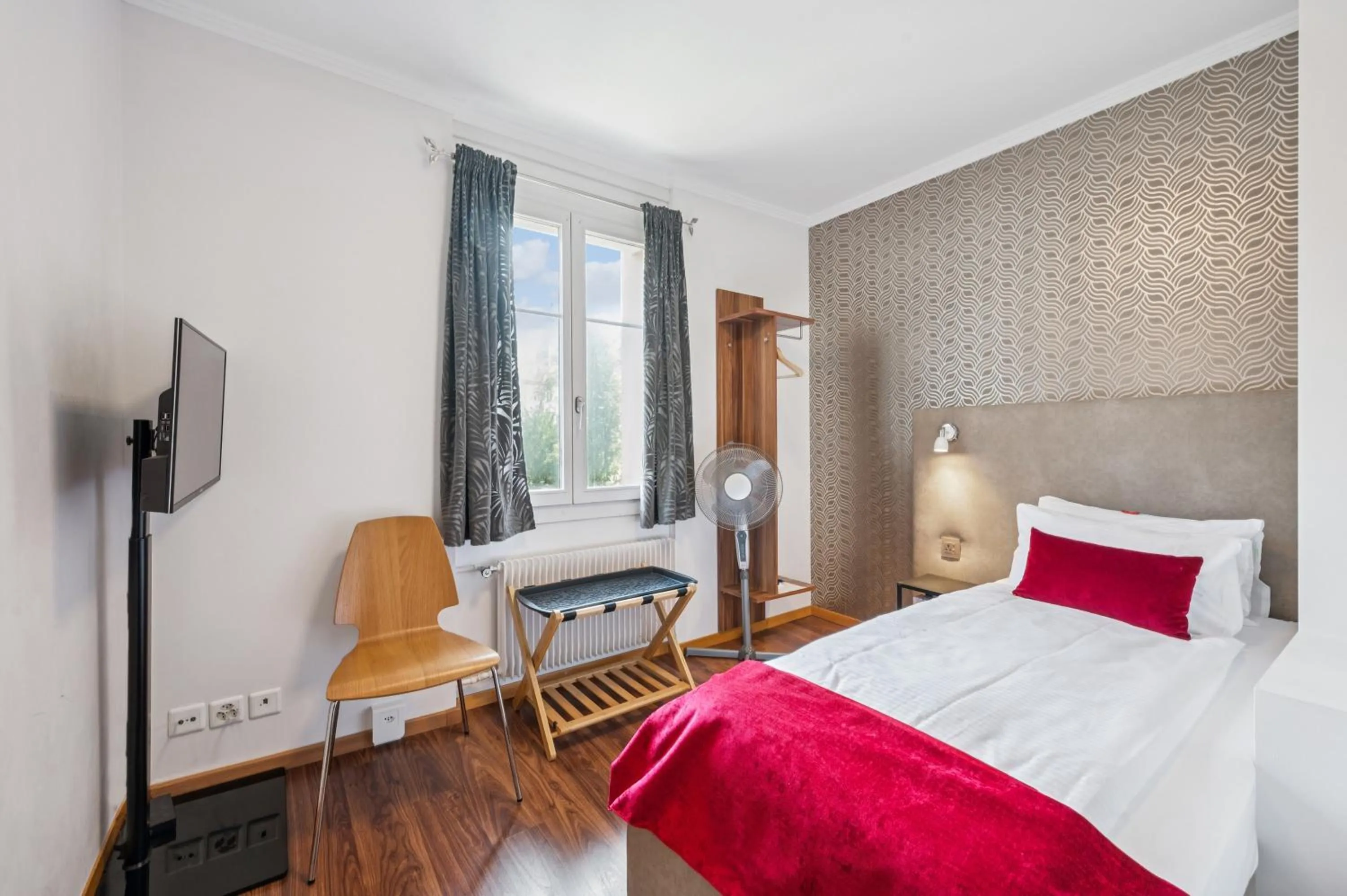 Bedroom, Bed in Hotel Sonne Interlaken-Matten