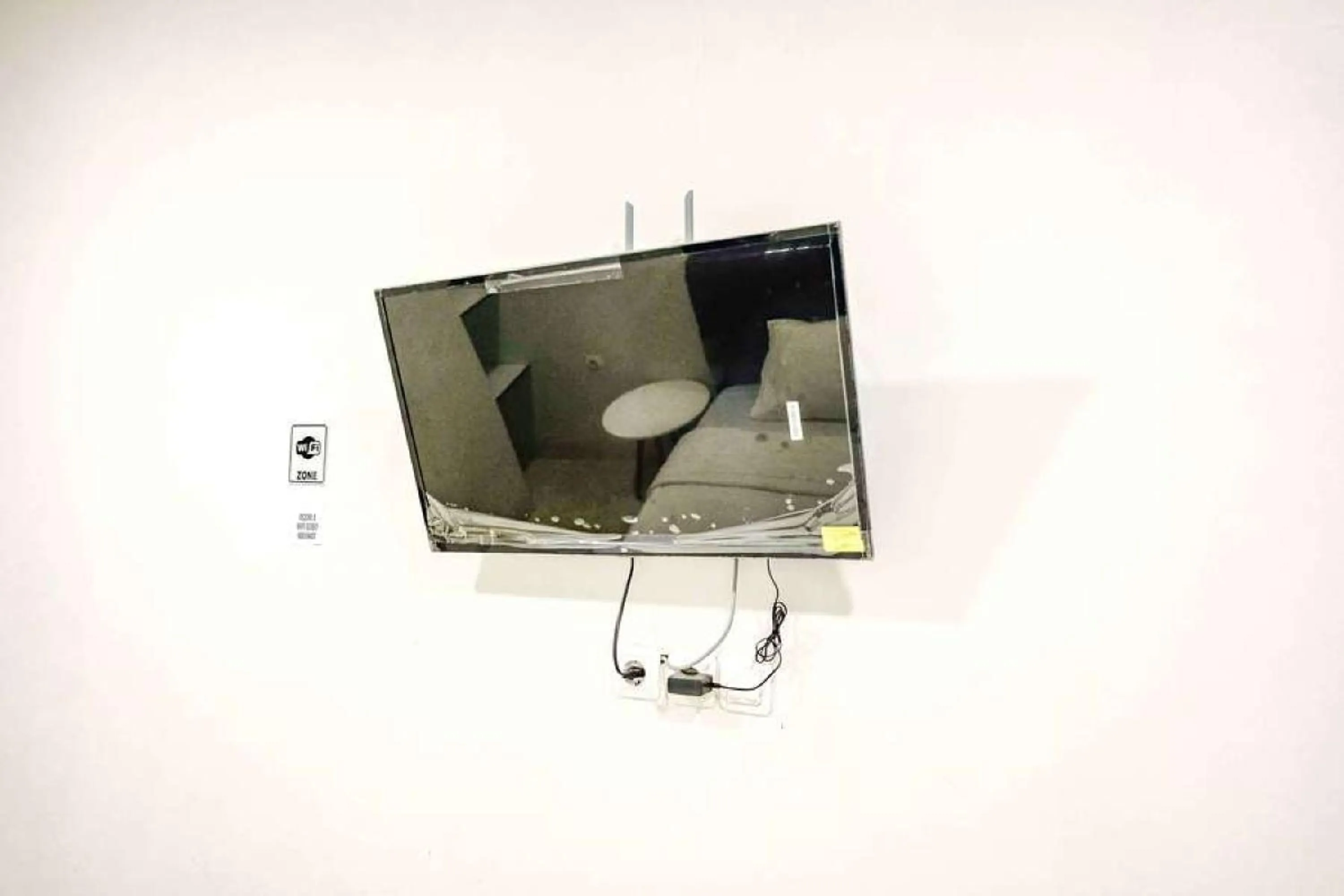 Communal lounge/ TV room in Rudi Rooms near Stasiun Cikarang Mitra RedDoorz