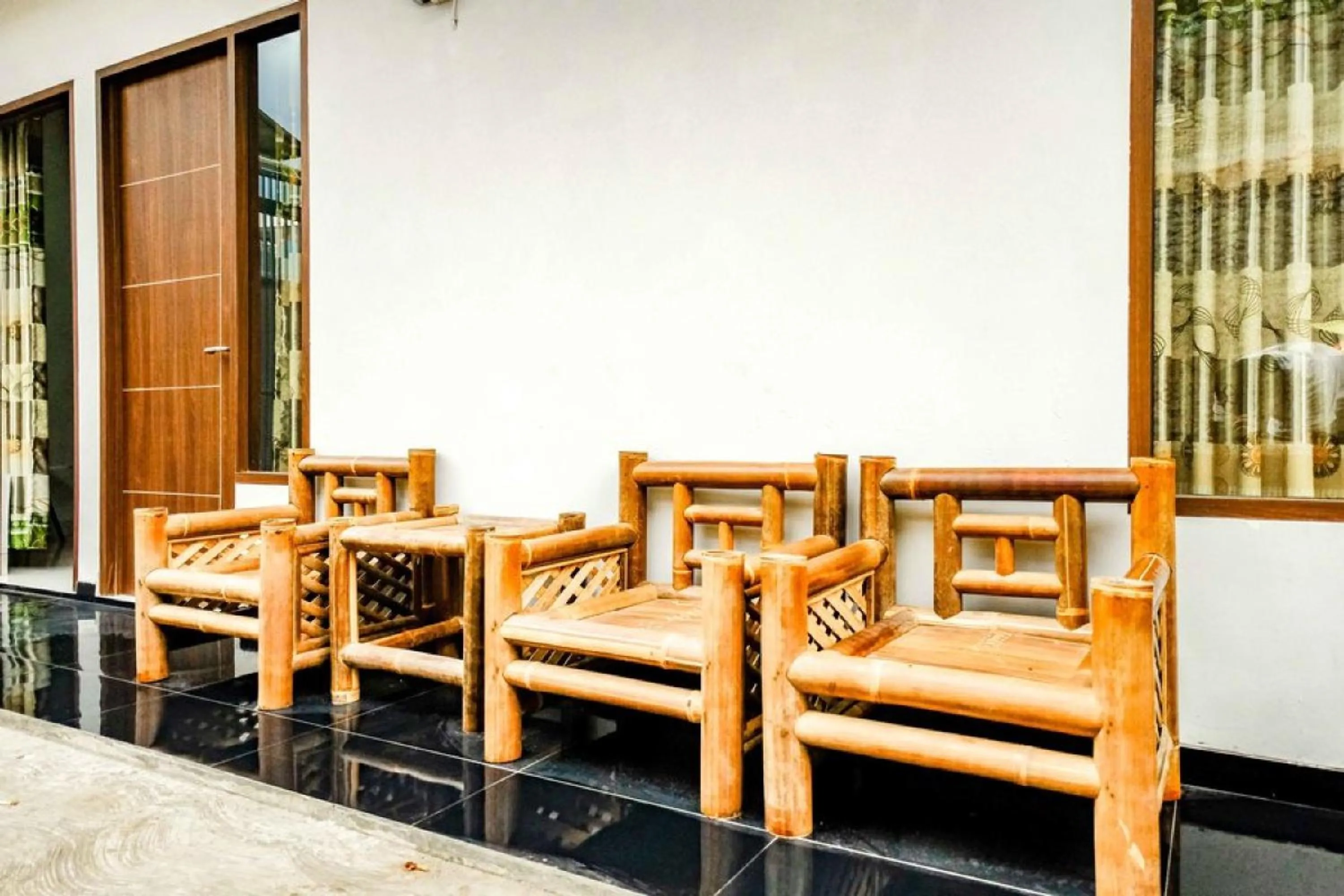 Seating area in Rudi Rooms near Stasiun Cikarang Mitra RedDoorz