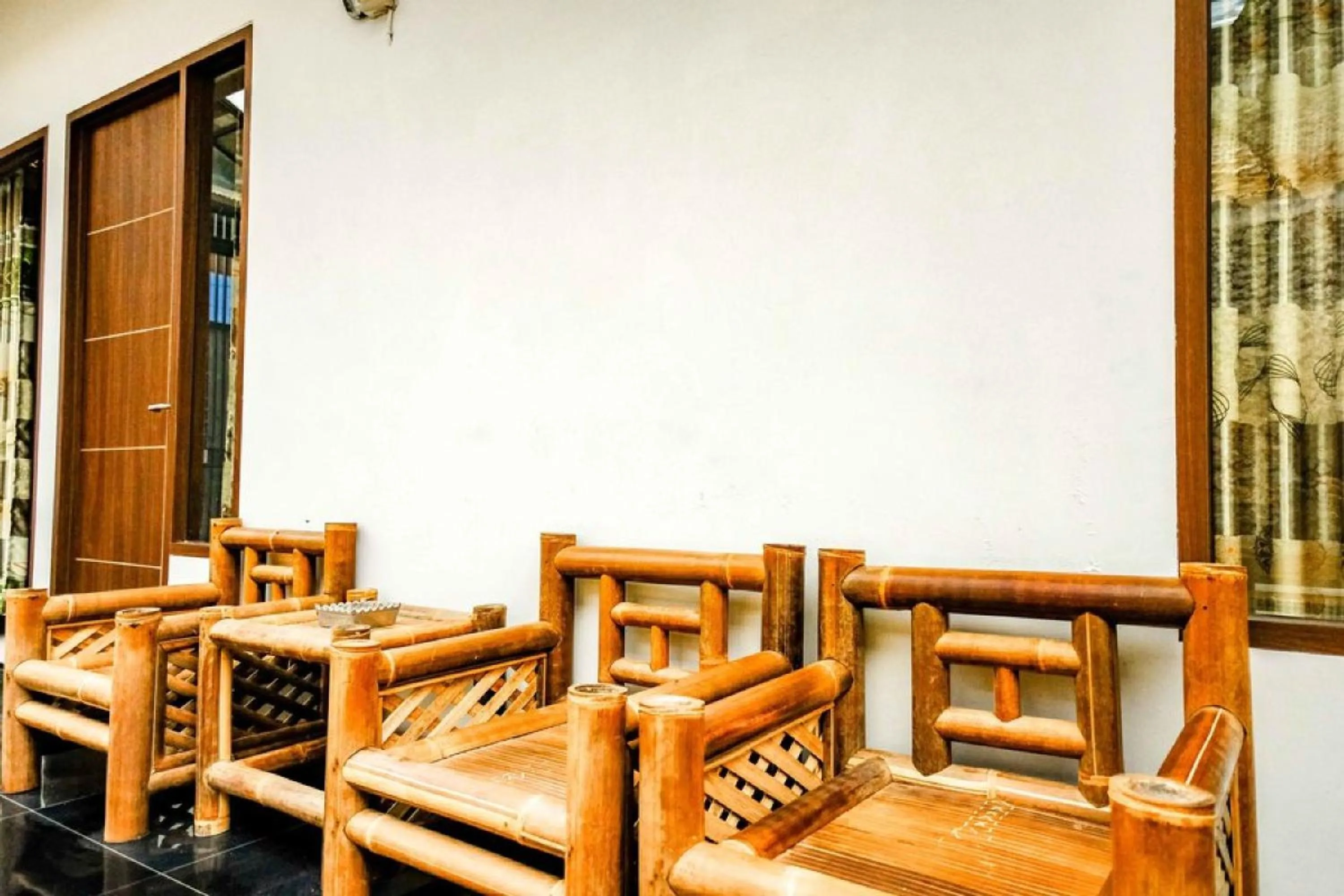 Seating area in Rudi Rooms near Stasiun Cikarang Mitra RedDoorz