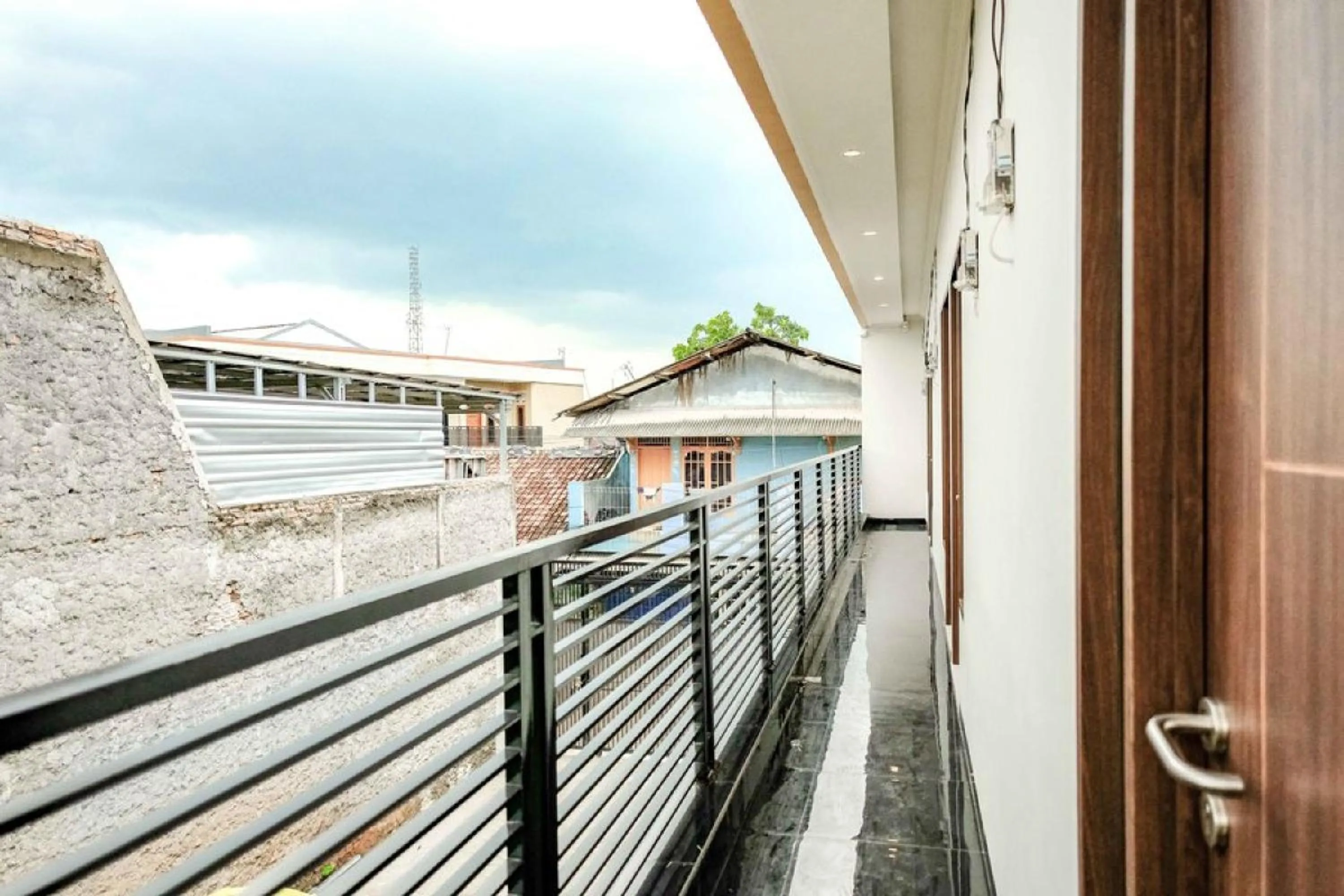 Balcony/Terrace in Rudi Rooms near Stasiun Cikarang Mitra RedDoorz