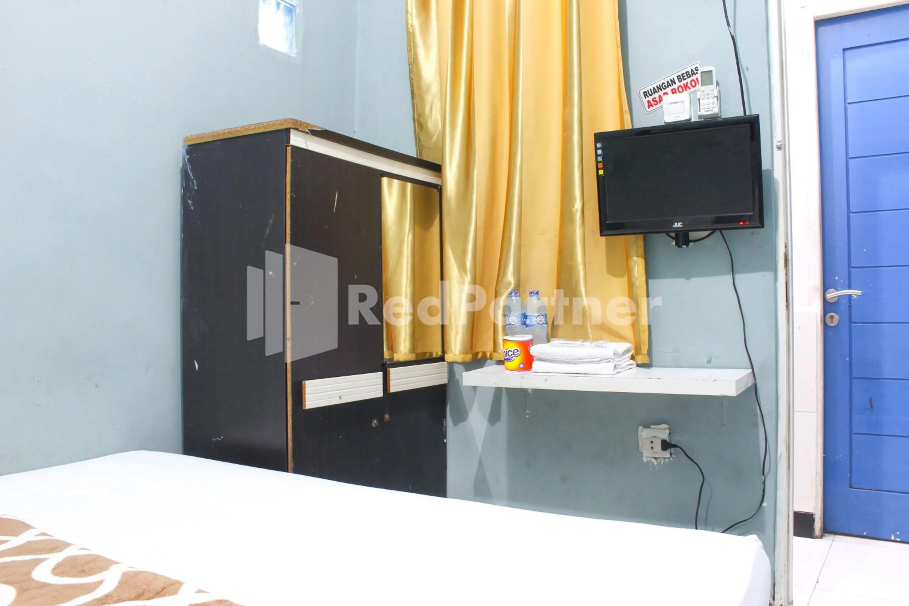 Bedroom, Bed in Snow White Residence near Grogol Mitra RedDoorz