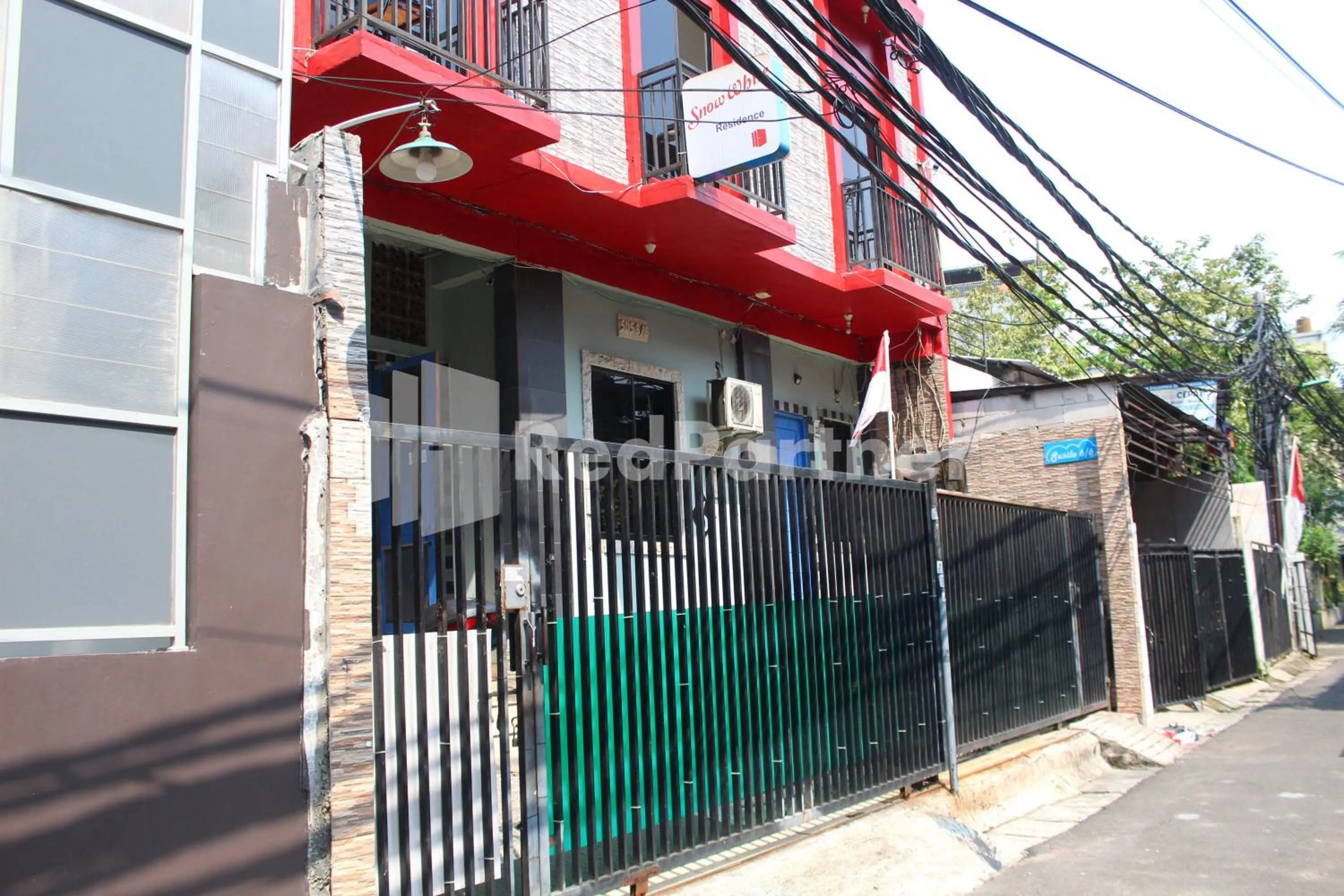 Property building in Snow White Residence near Grogol Mitra RedDoorz