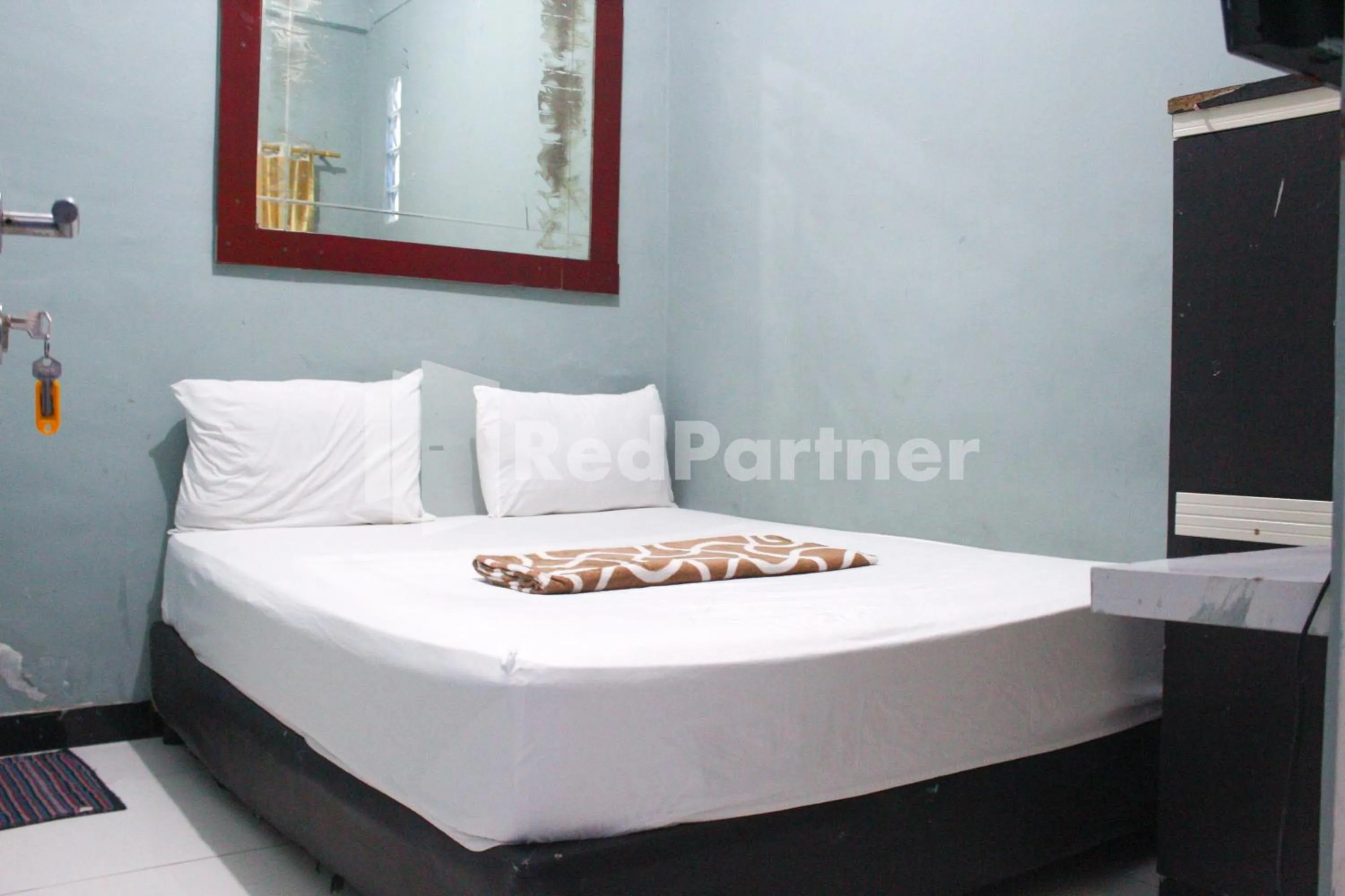 Bedroom, Bed in Snow White Residence near Grogol Mitra RedDoorz
