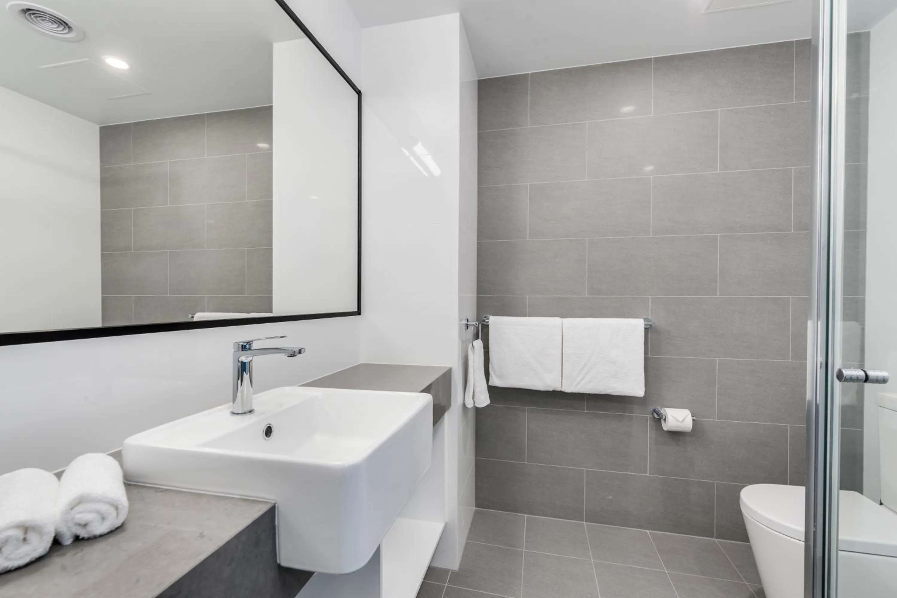 Bathroom in Thornton Executive Hotel