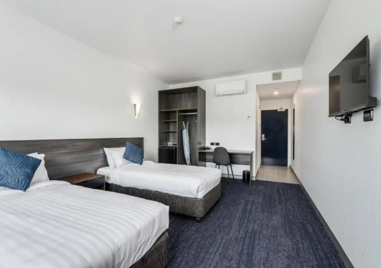 Bed in Thornton Executive Hotel