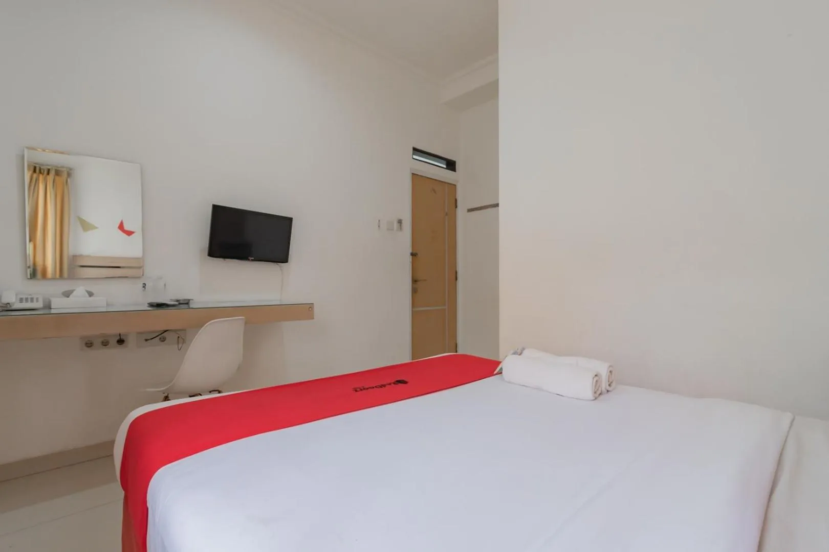 Bed in RedDoorz near Alun Alun Bandung 3