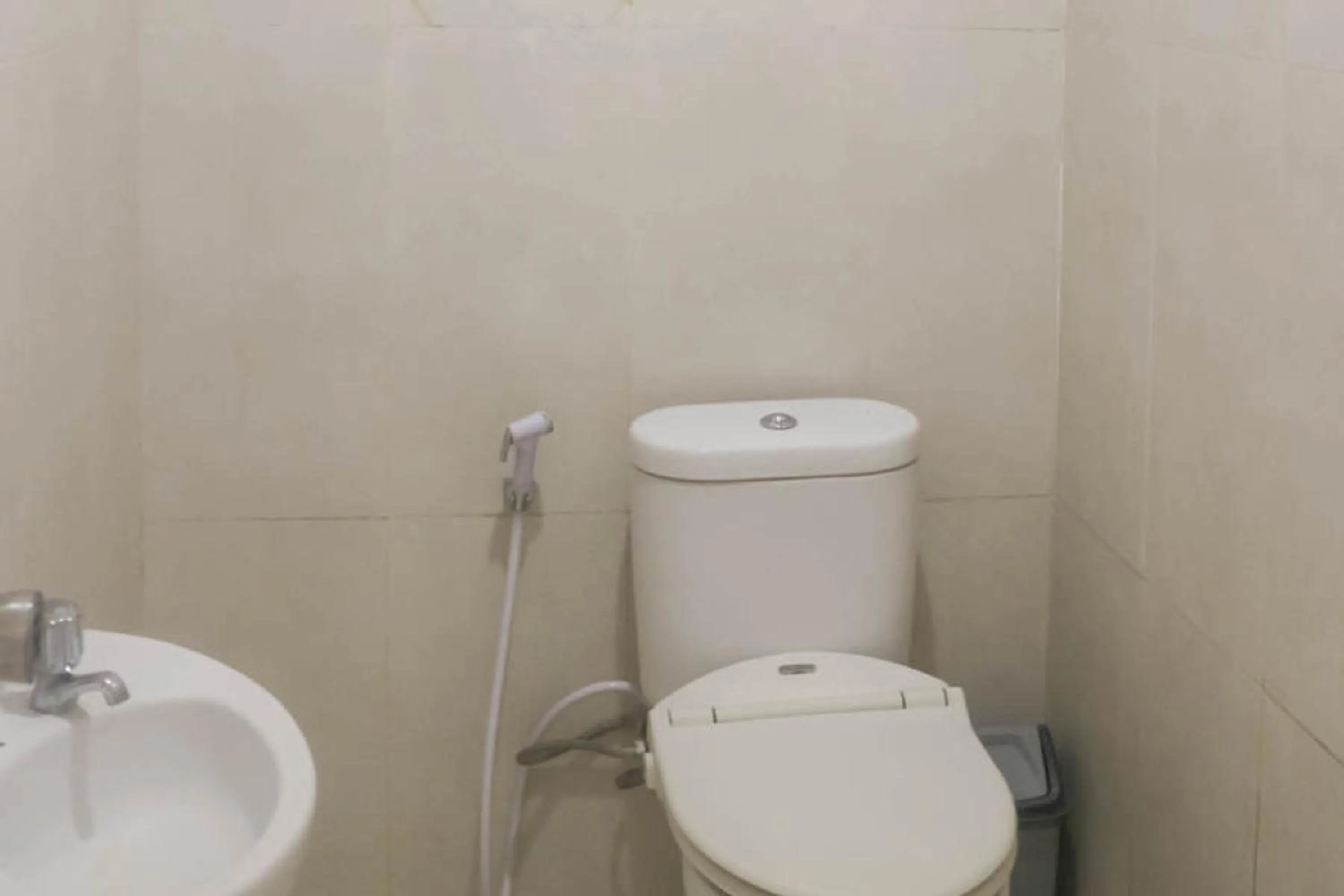 Bathroom in RedDoorz near Alun Alun Bandung 3