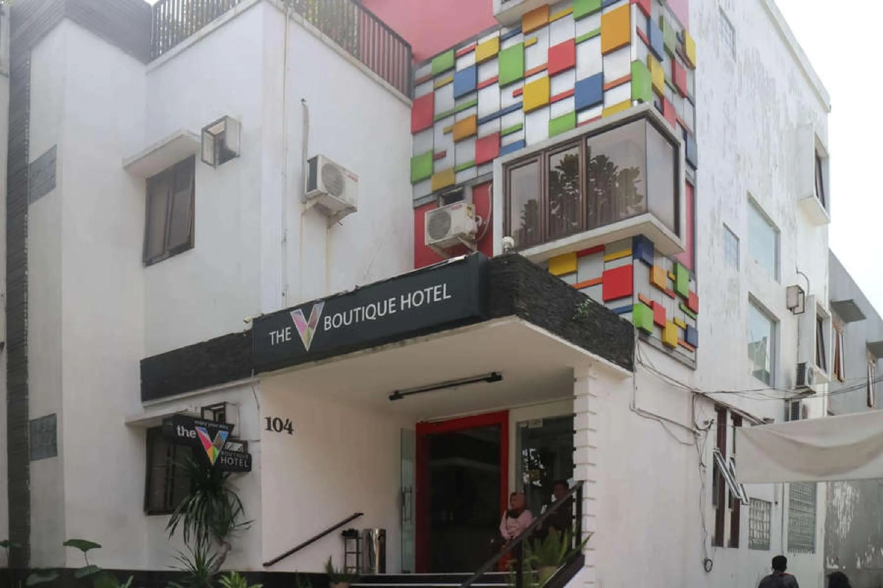 Facade/entrance in RedDoorz near Alun Alun Bandung 3