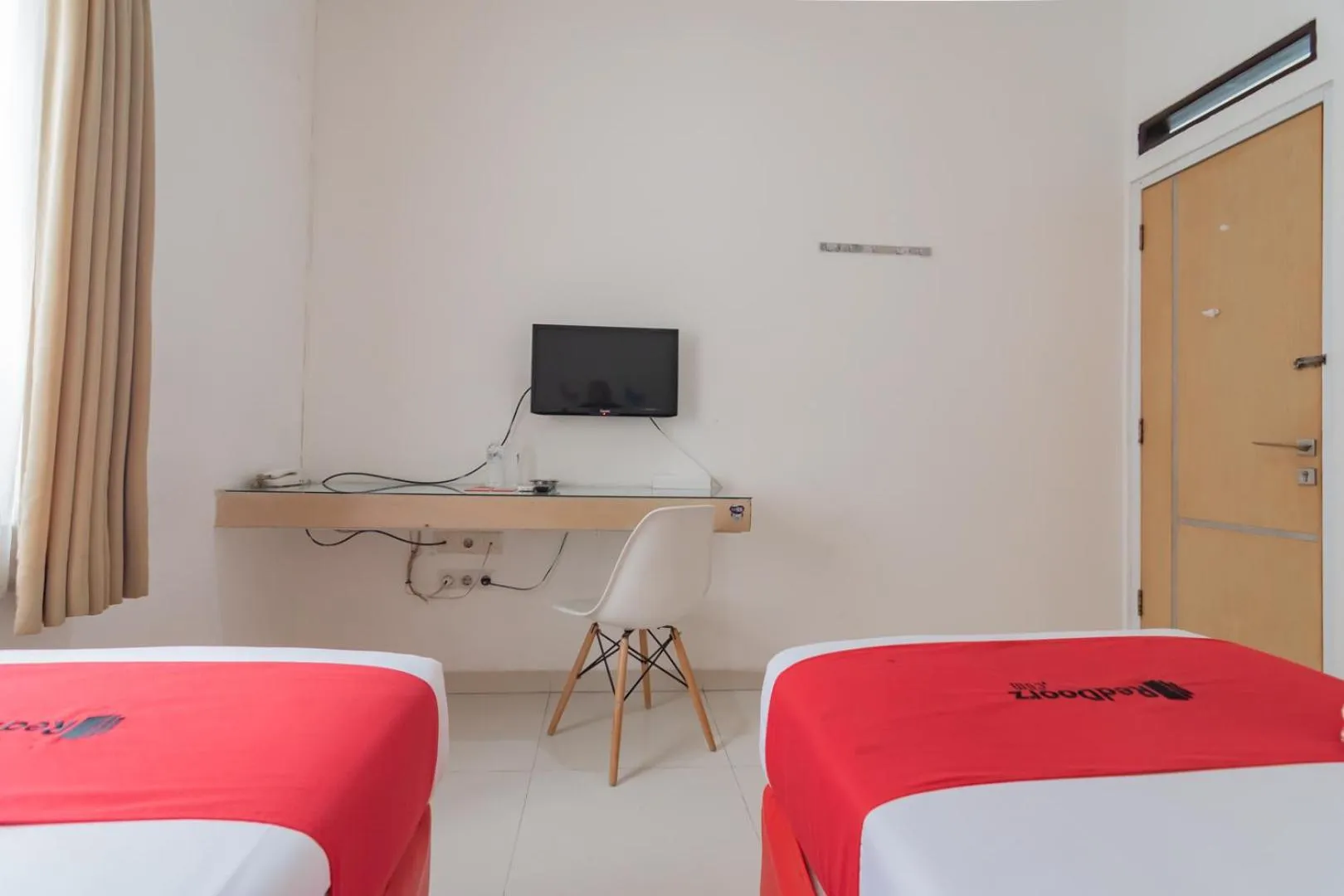 Bed in RedDoorz near Alun Alun Bandung 3