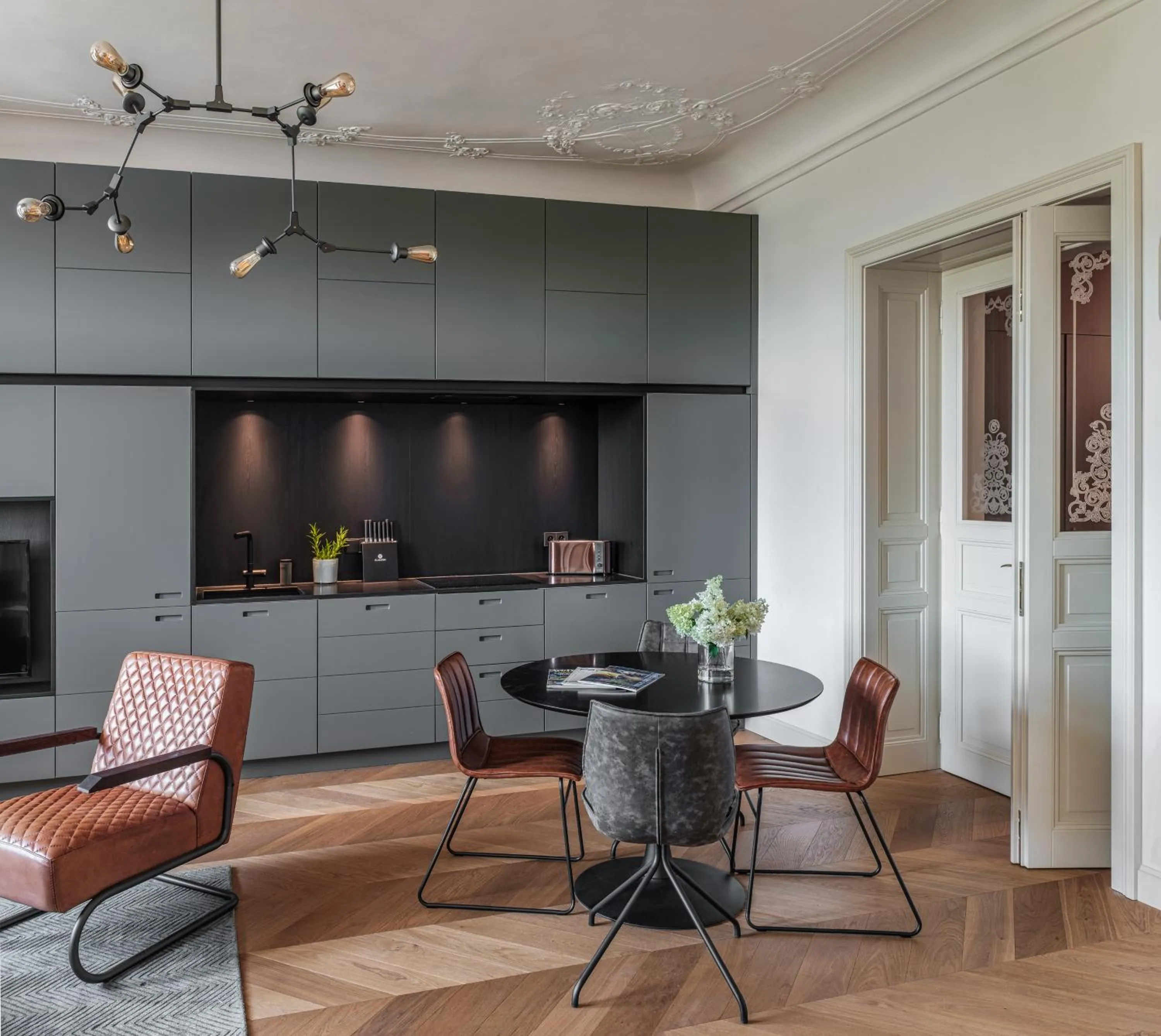 Kitchen or kitchenette in MN6 Luxury Suites by Adrez