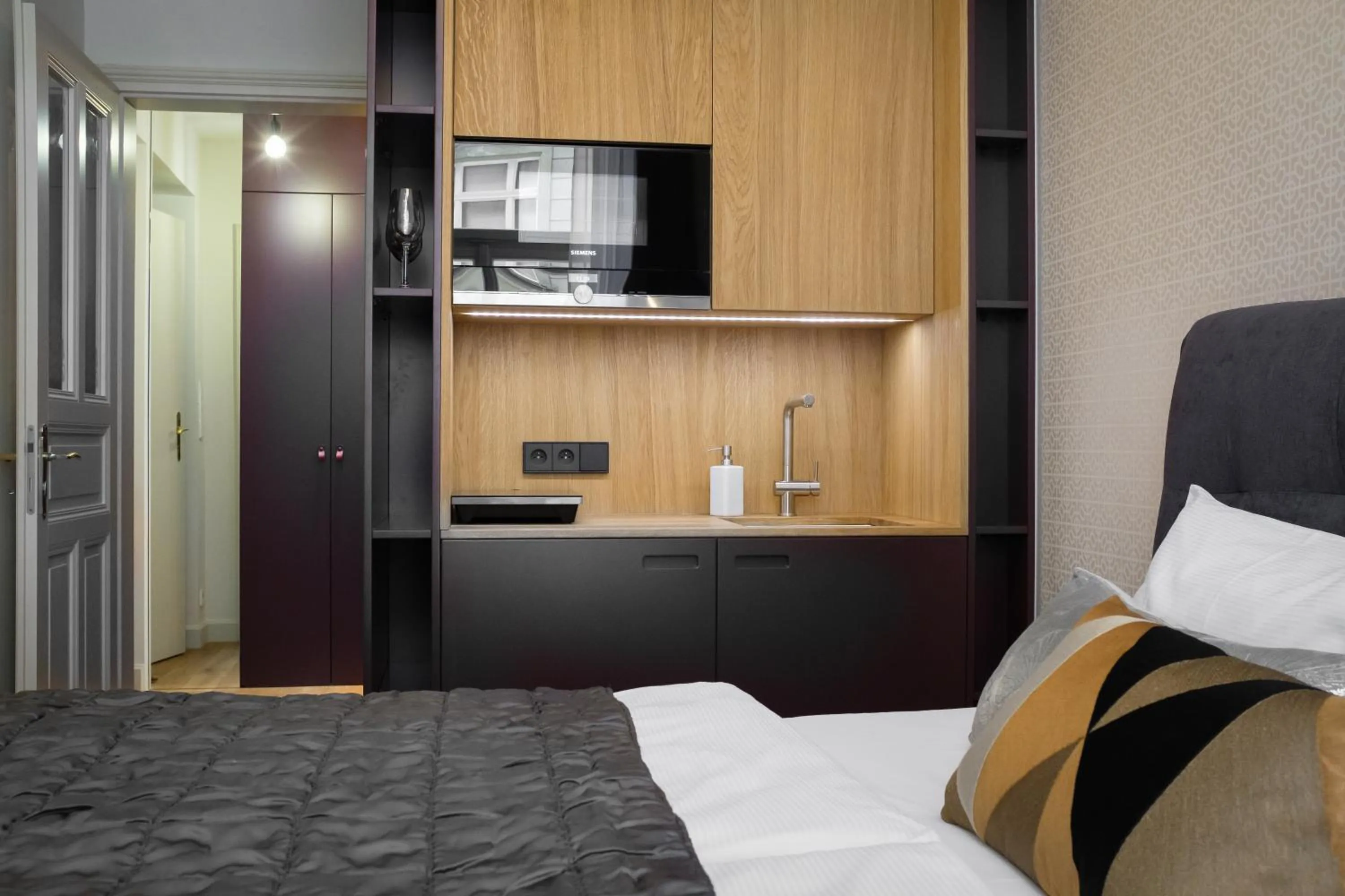 Kitchen or kitchenette, Bed in MN6 Luxury Suites by Adrez