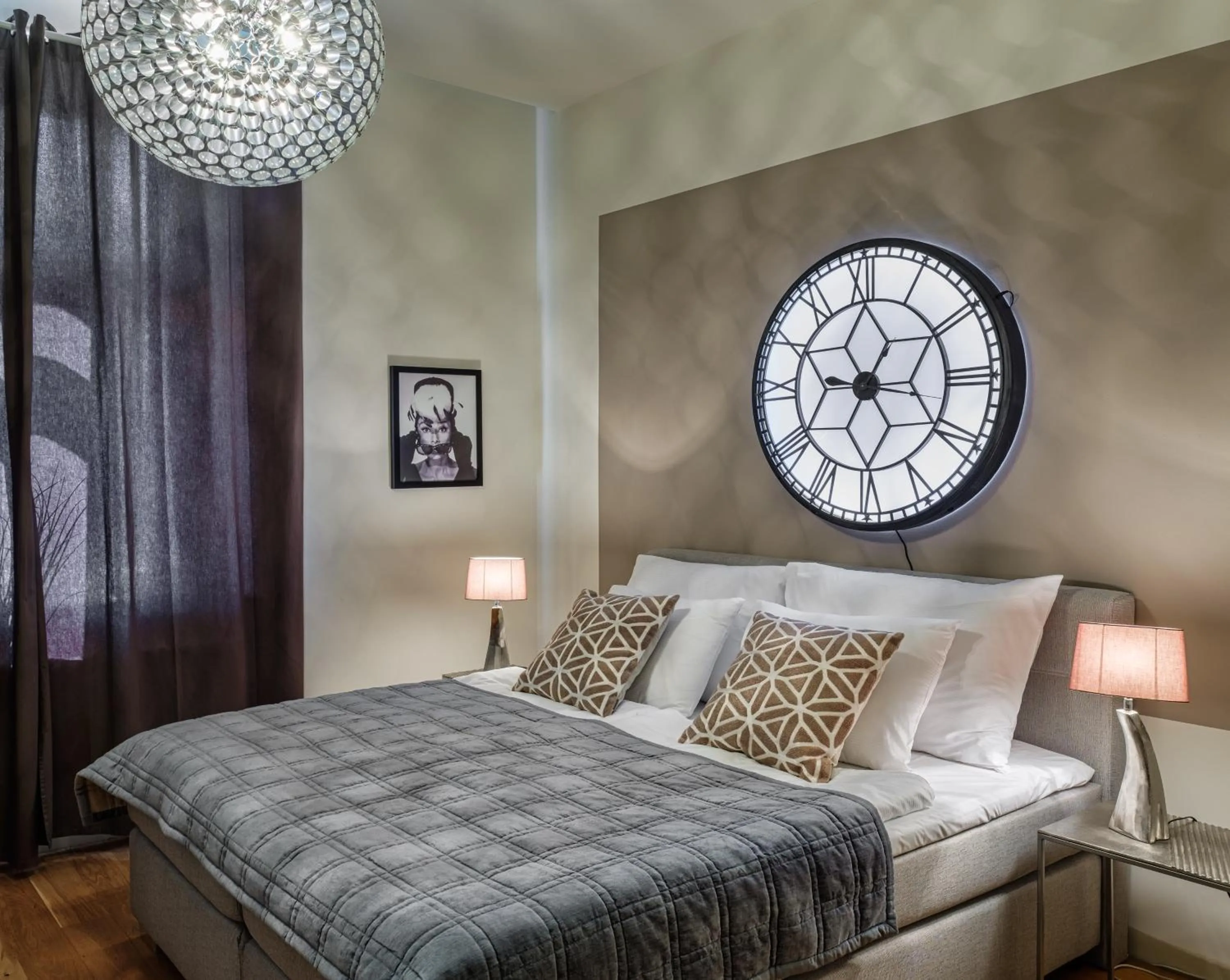 Bed in MN6 Luxury Suites by Adrez