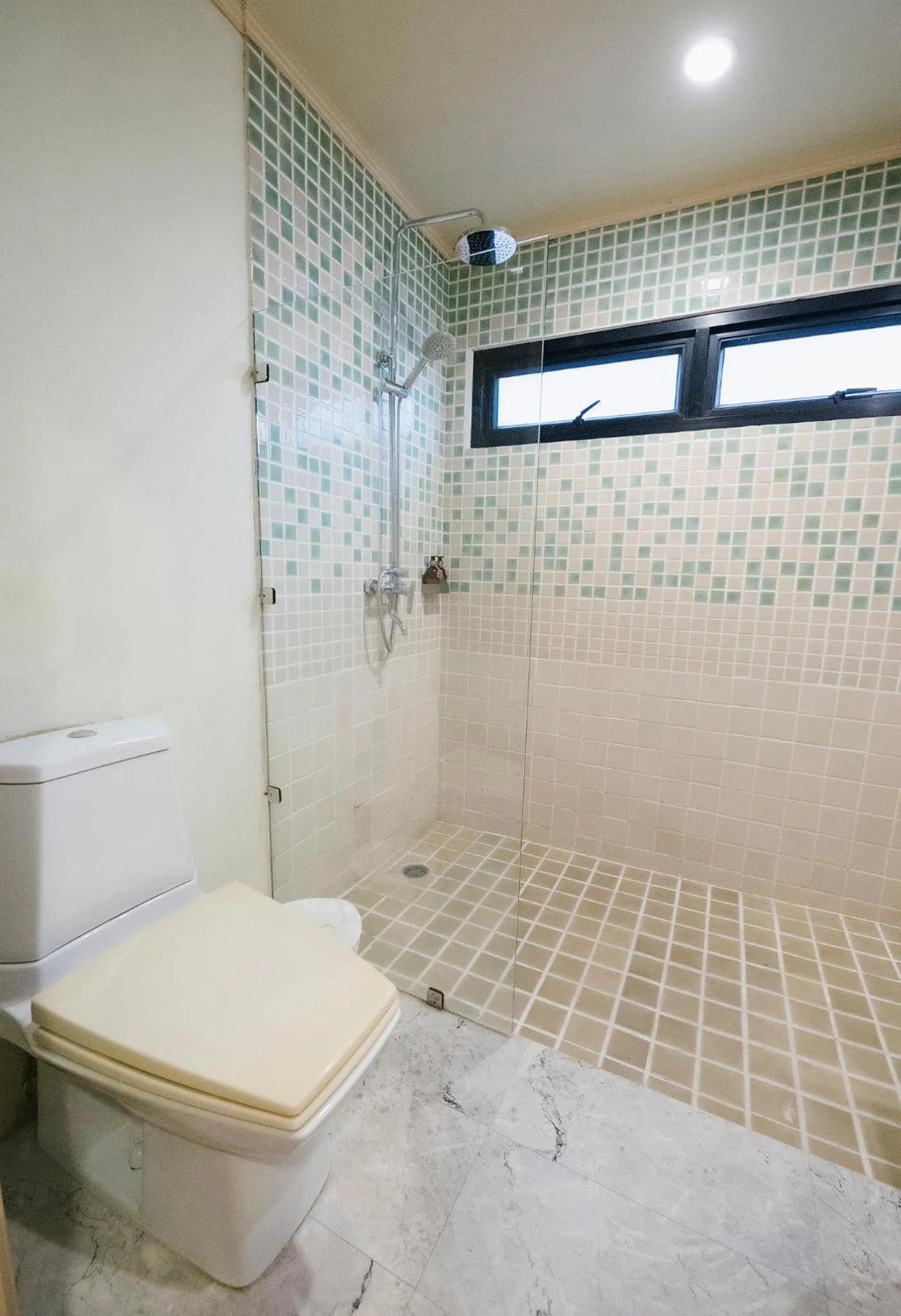 Shower in La Seine City Resort, Chiang Mai