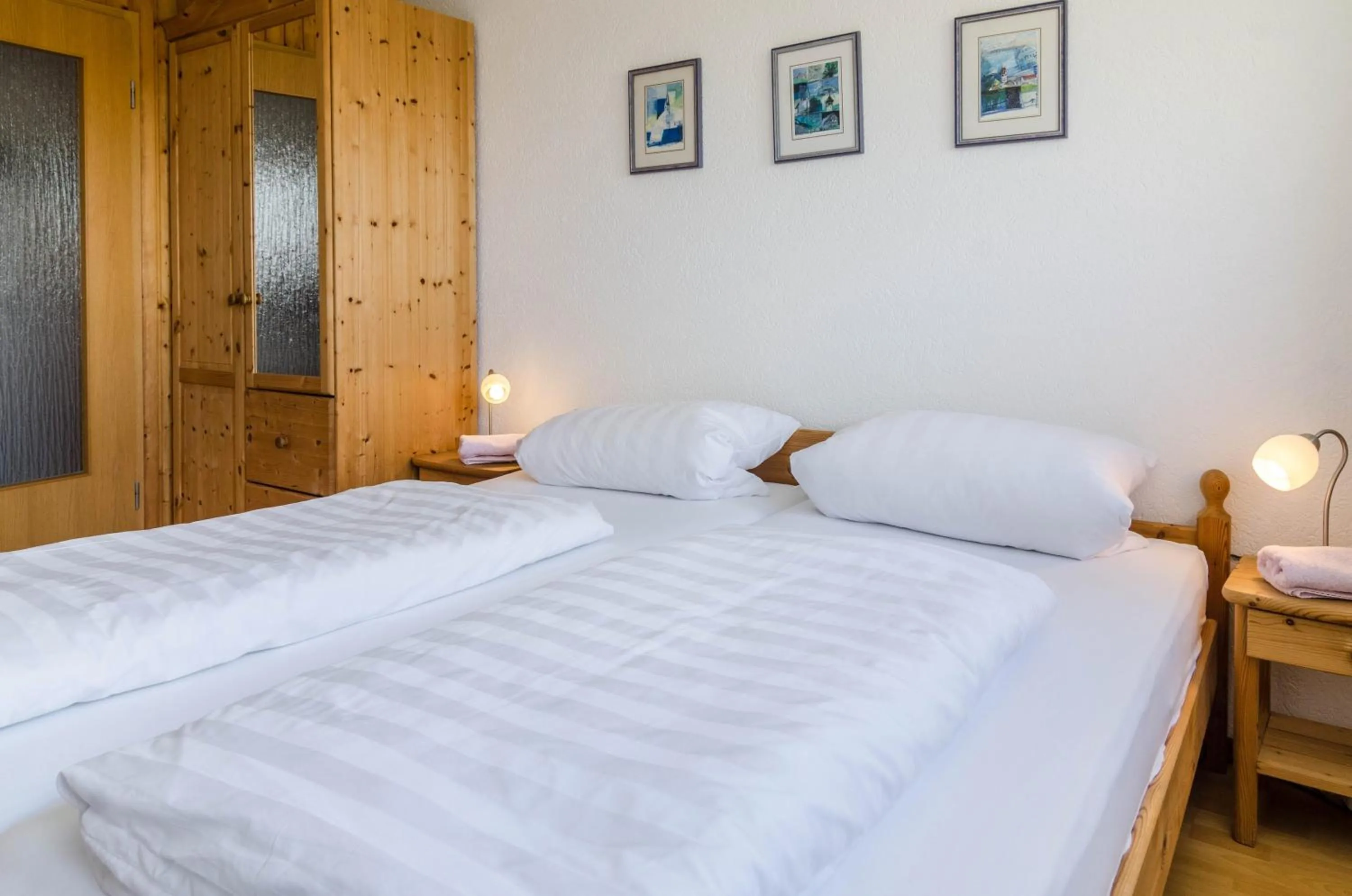 Property building, Bed in Ferienwohnung Munding