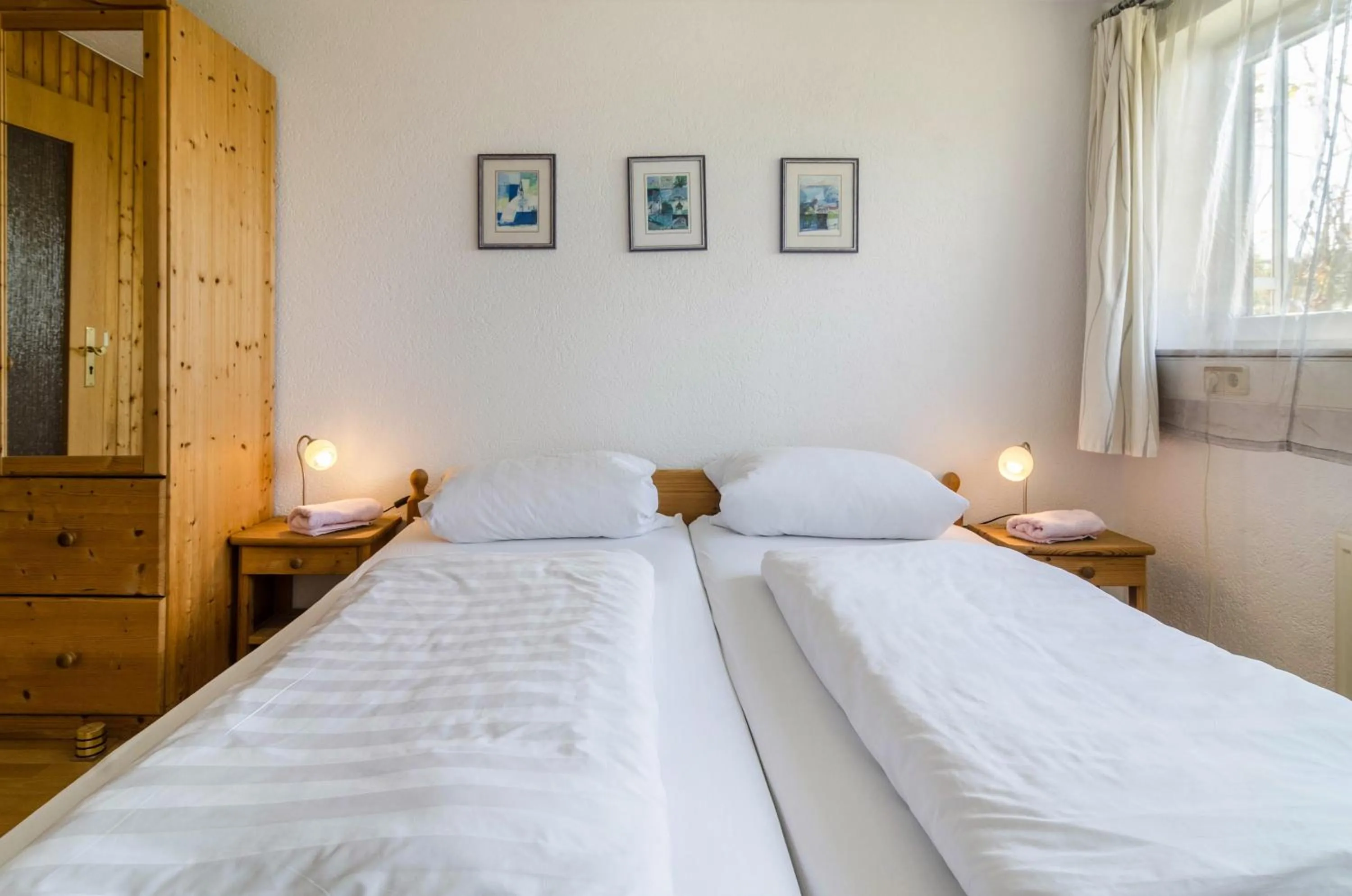 Property building, Bed in Ferienwohnung Munding