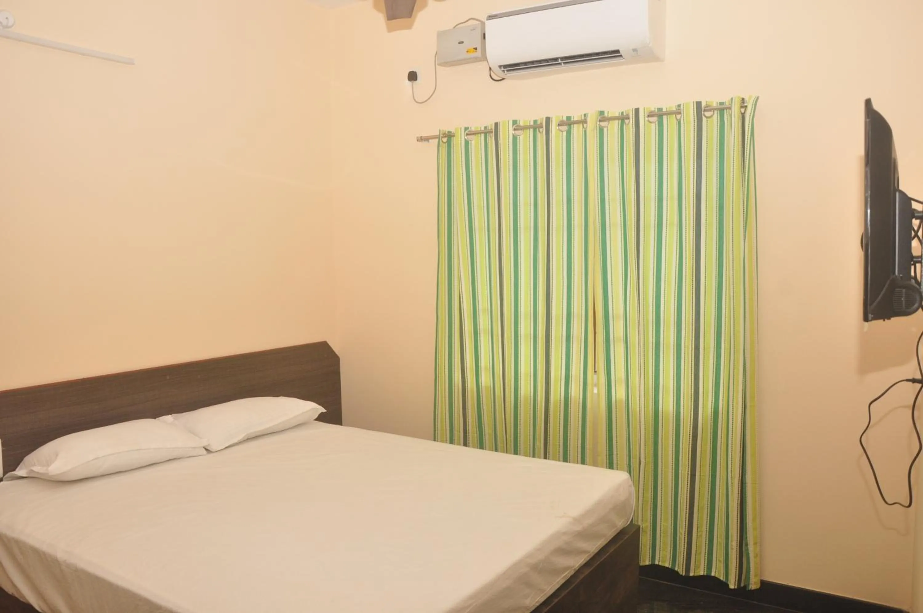 Bathroom, Bed in Hotel Aishwariyam