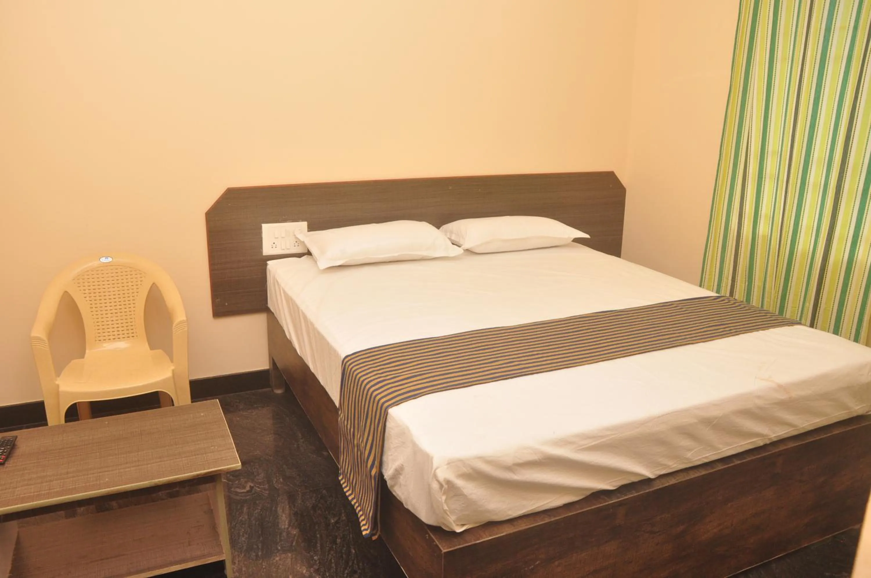 cot, Bed in Hotel Aishwariyam