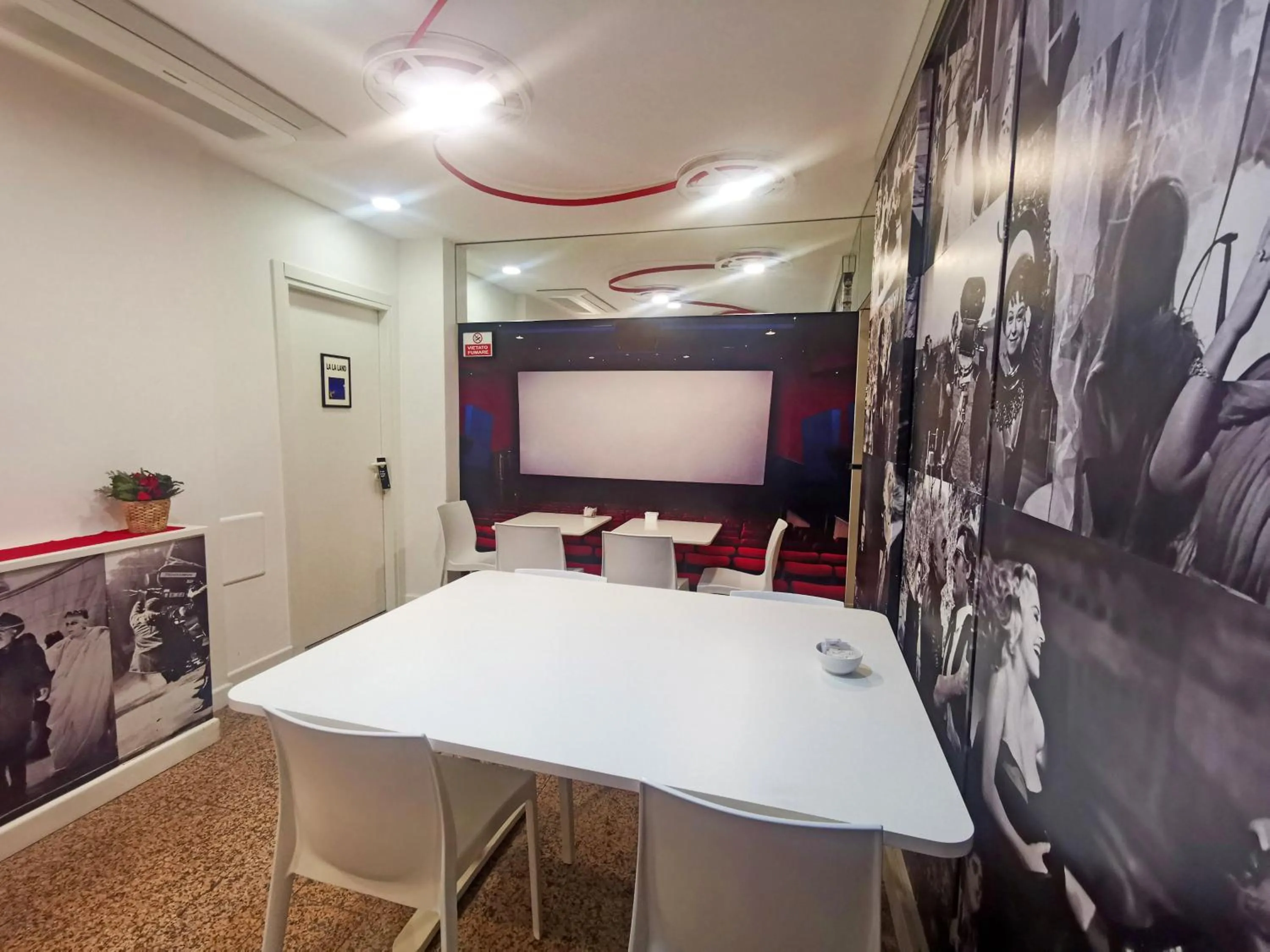 Breakfast in Red Carpet rooms