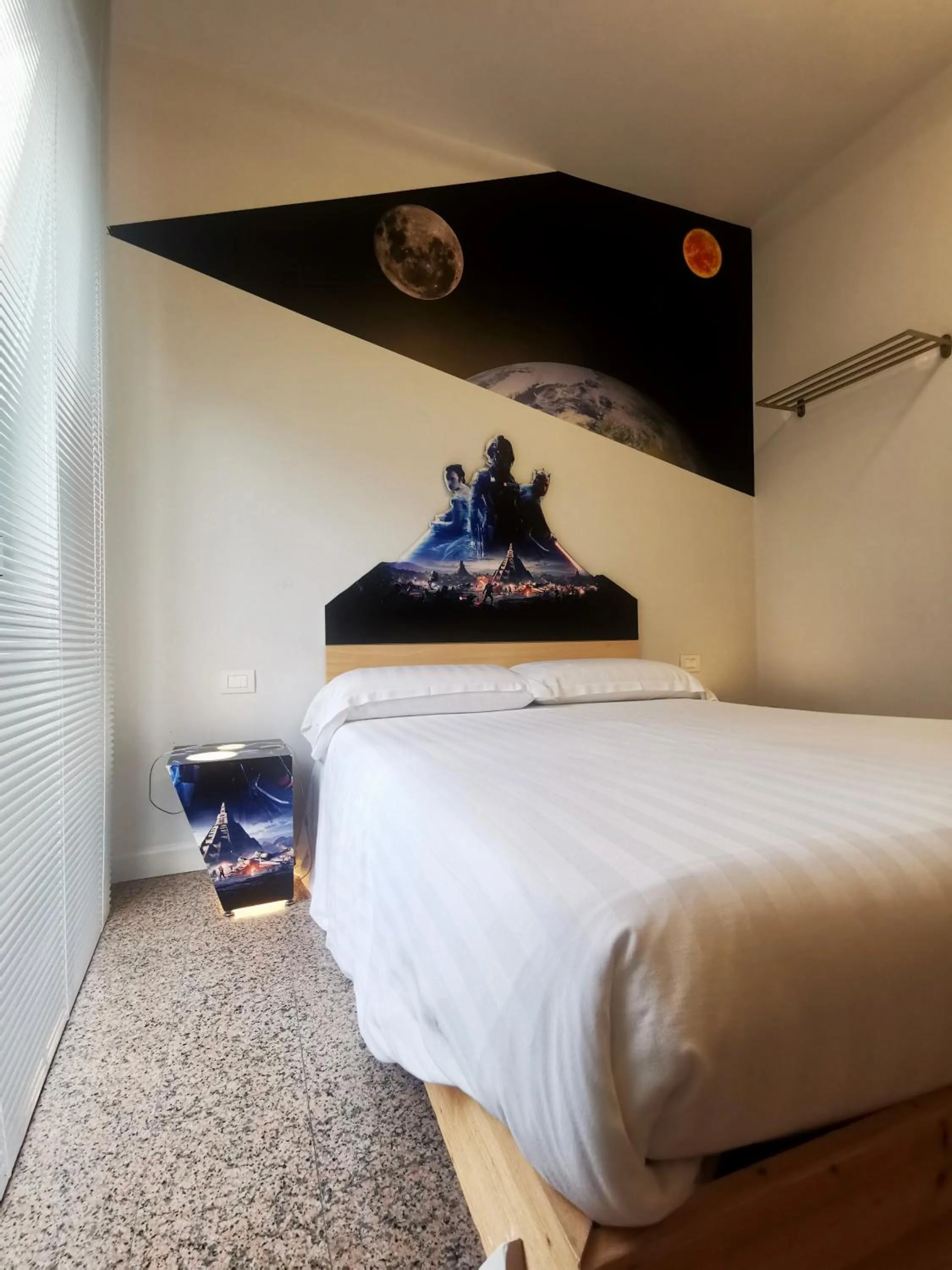 Bedroom, Bed in Red Carpet rooms