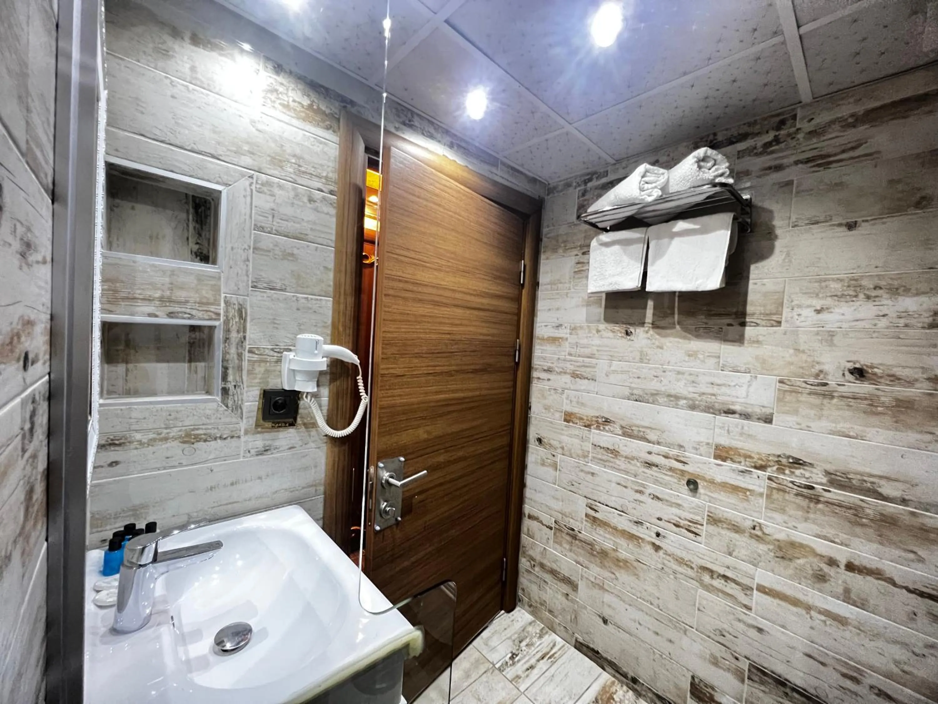 Bathroom in Maranda Suit Hotel