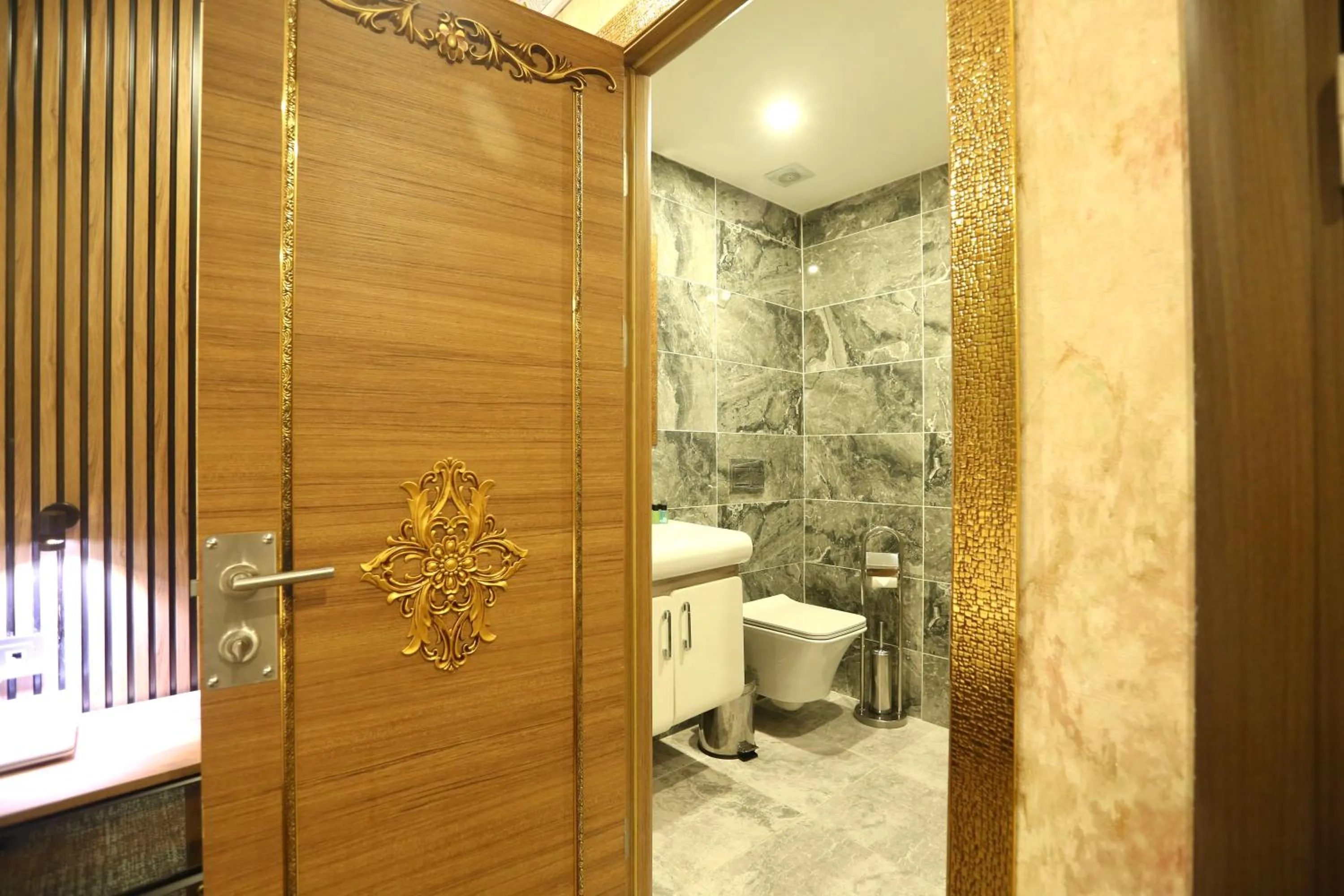 Shower in Maranda Suit Hotel