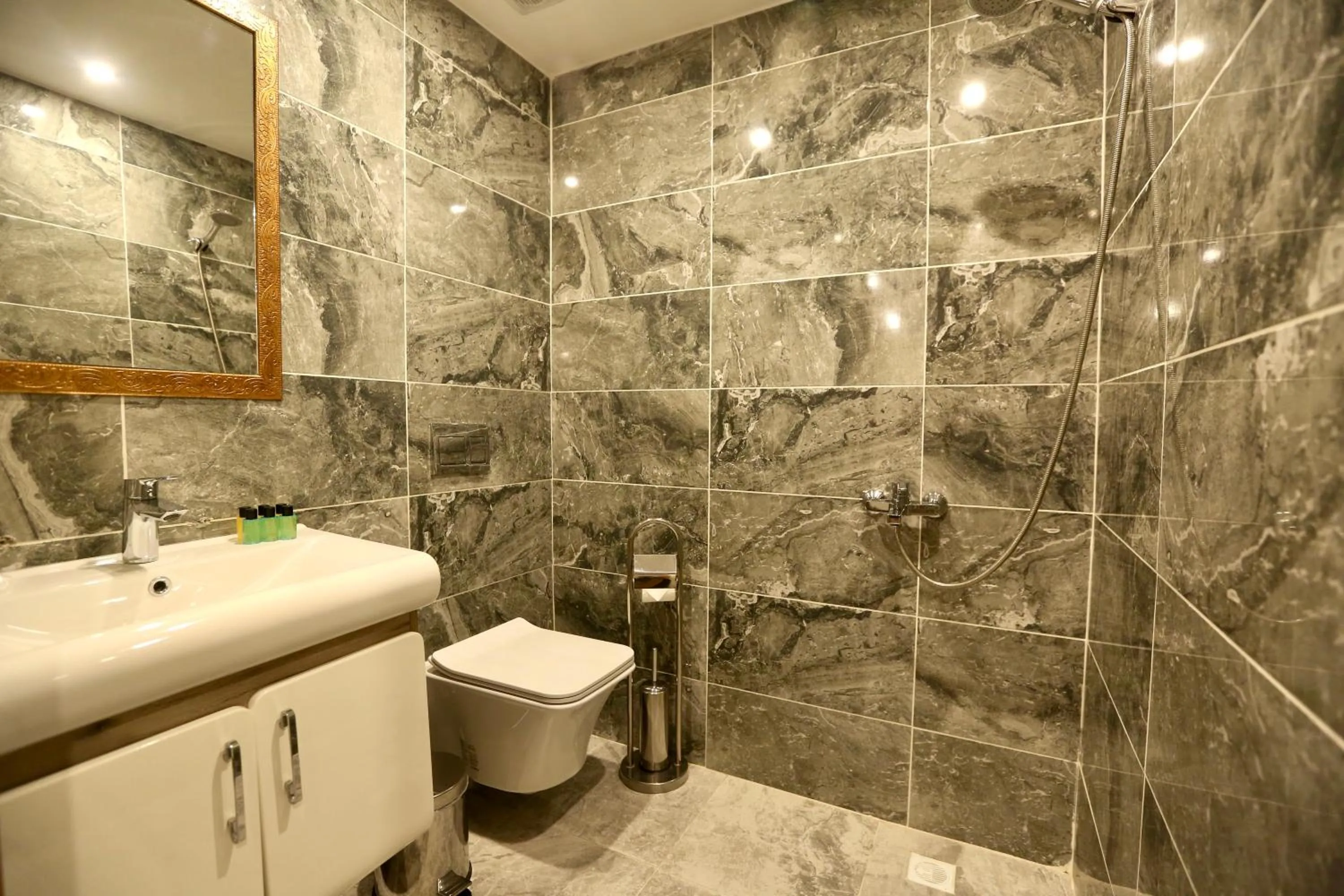 Bathroom in Maranda Suit Hotel