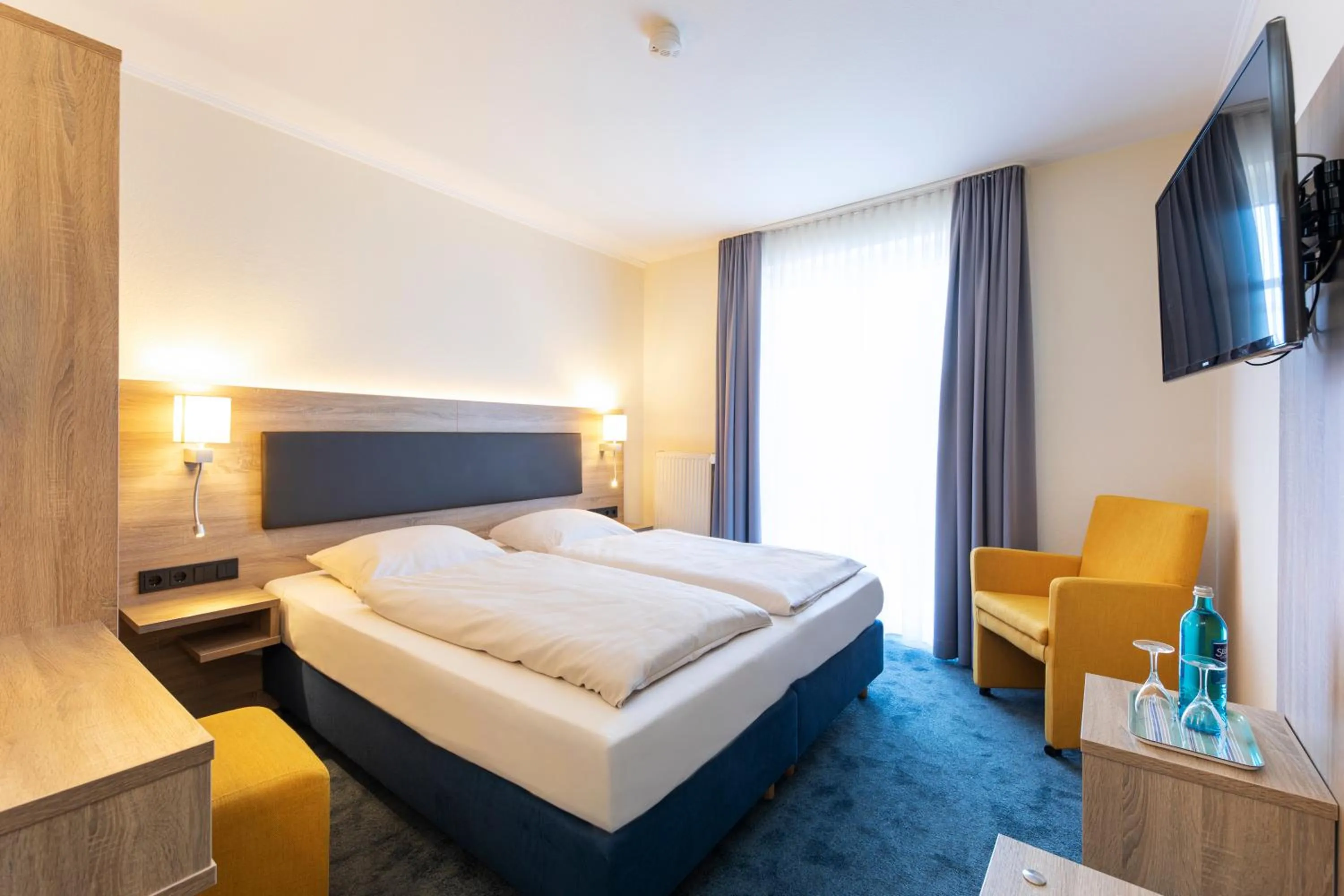 Photo of the whole room, Bed in Roomingtons Hotel Lohr am Main