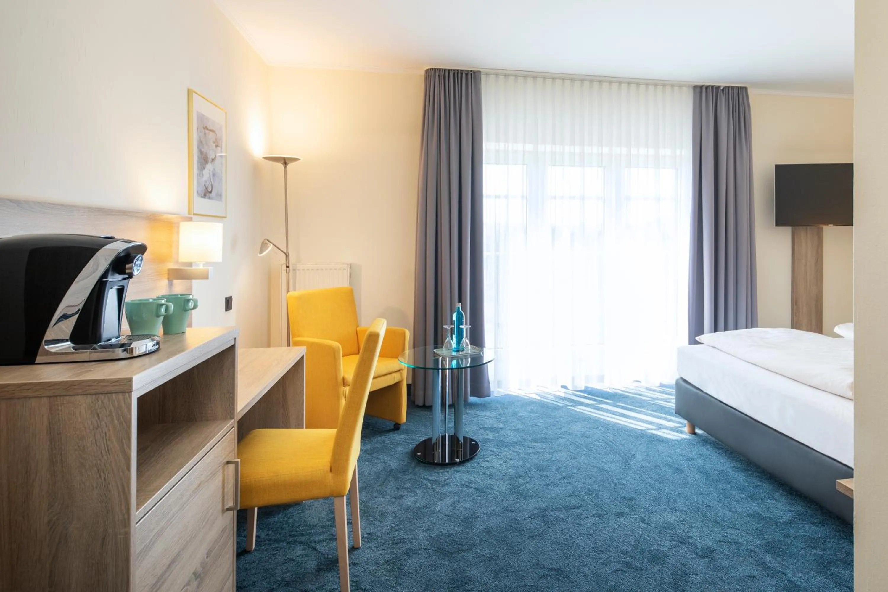 Photo of the whole room, Bed in Roomingtons Hotel Lohr am Main