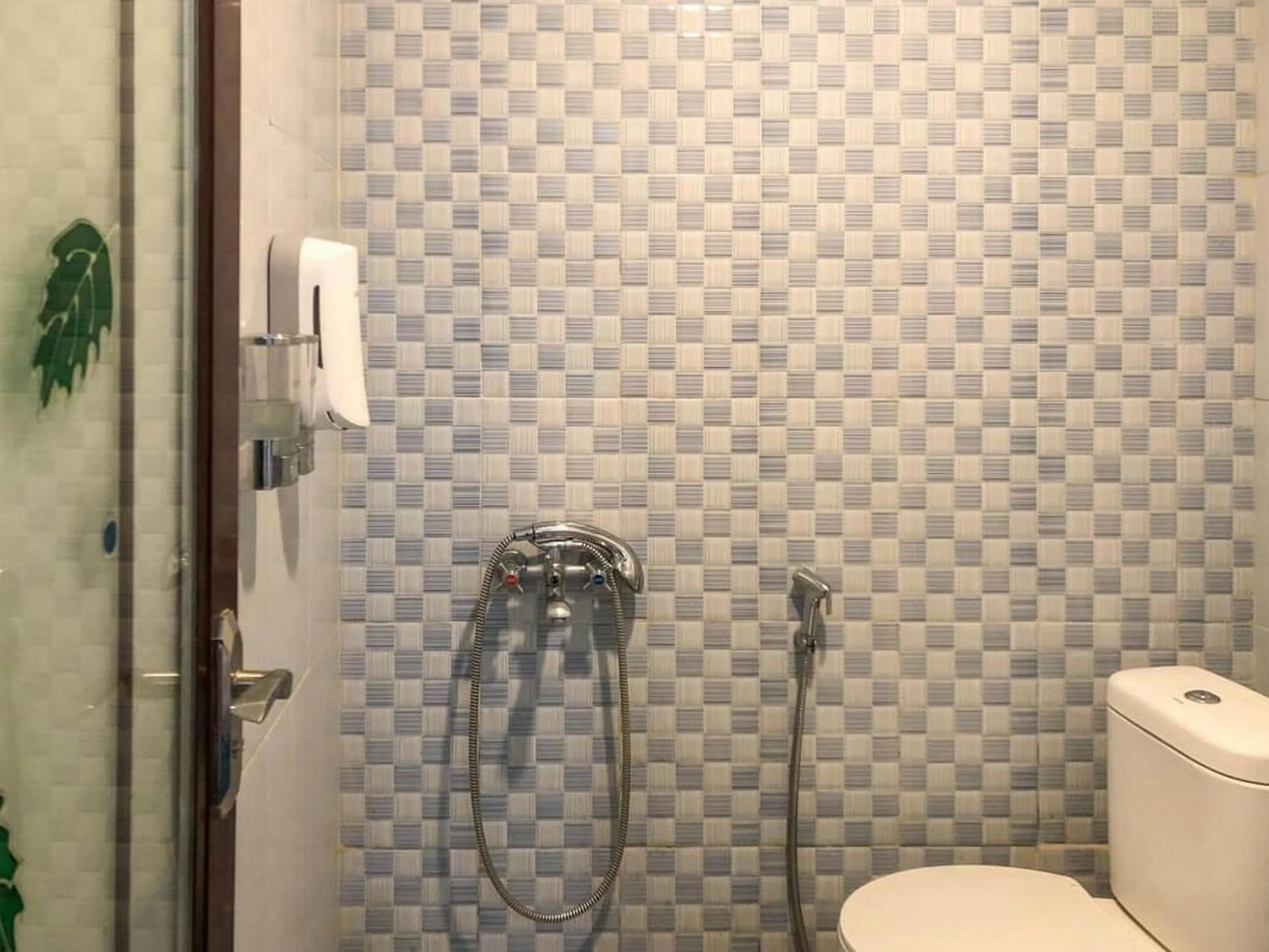 Bathroom in RedDoorz Syariah near Taman Rekreasi Sengkaling 2