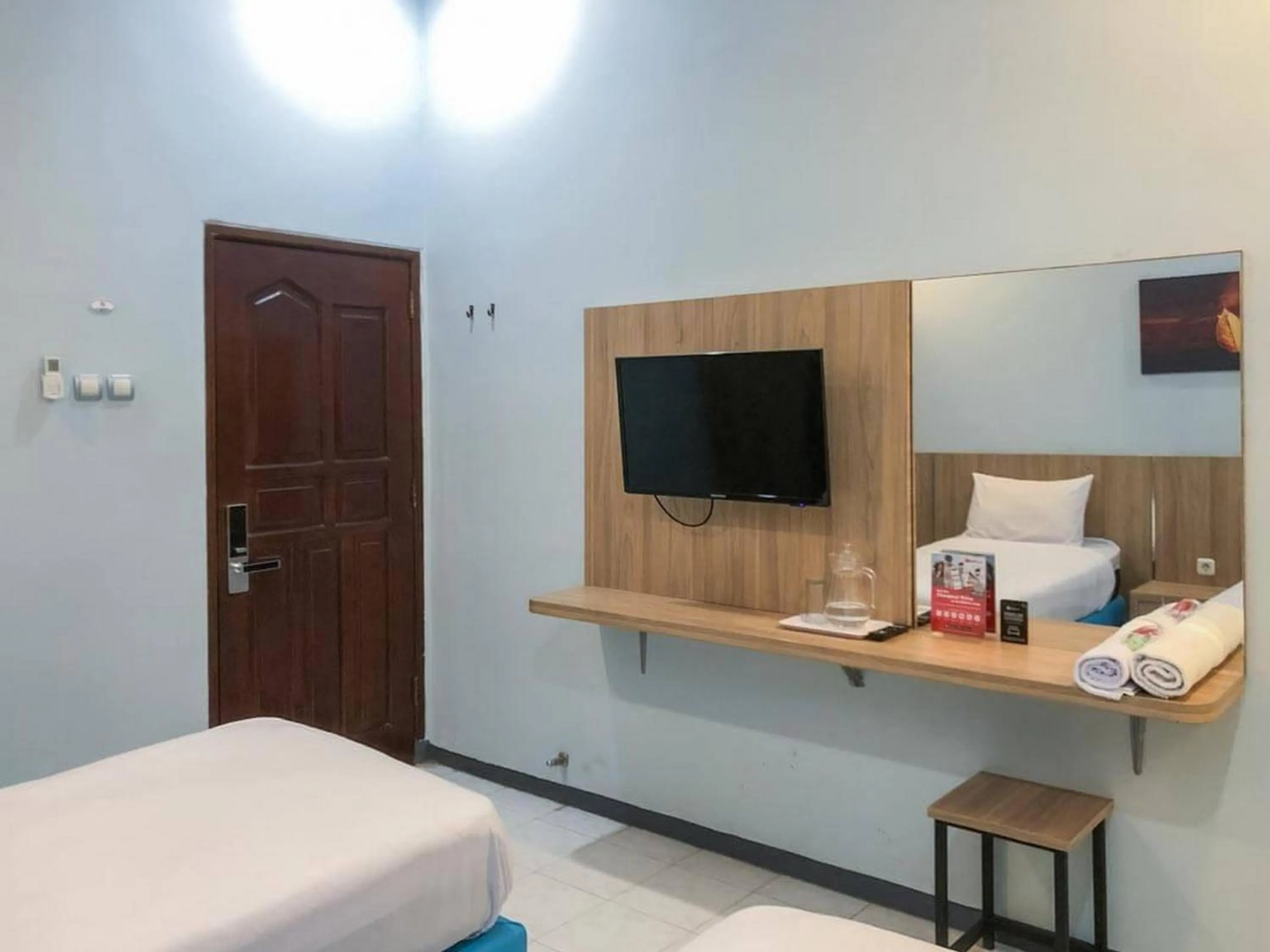 Bedroom, Bed in RedDoorz Syariah near Taman Rekreasi Sengkaling 2
