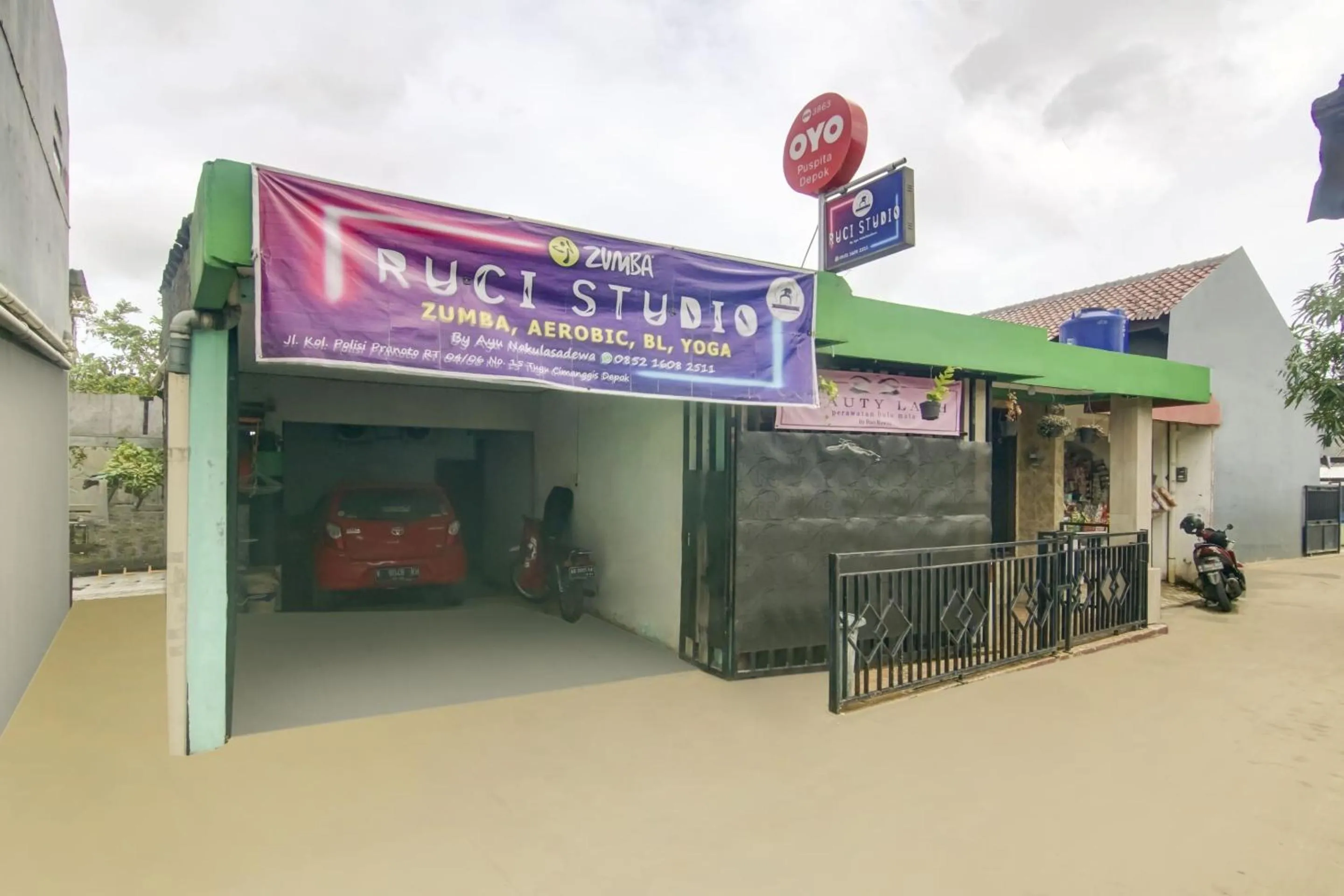 Facade/entrance in Hotel O Nakula Sadewa