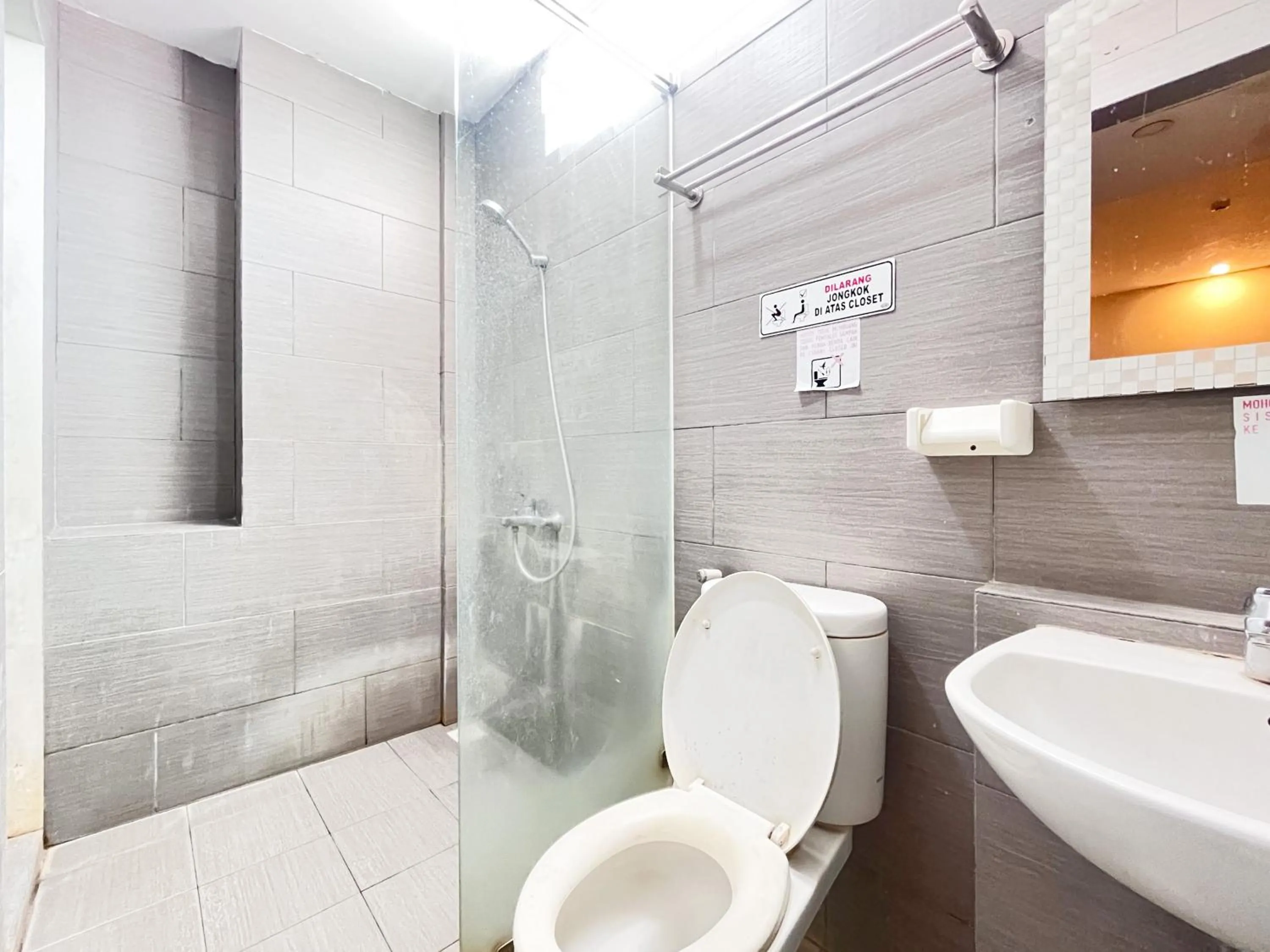 Bathroom in Sans Vibes Hotel Syariah Graha 100 Gubeng Surabaya