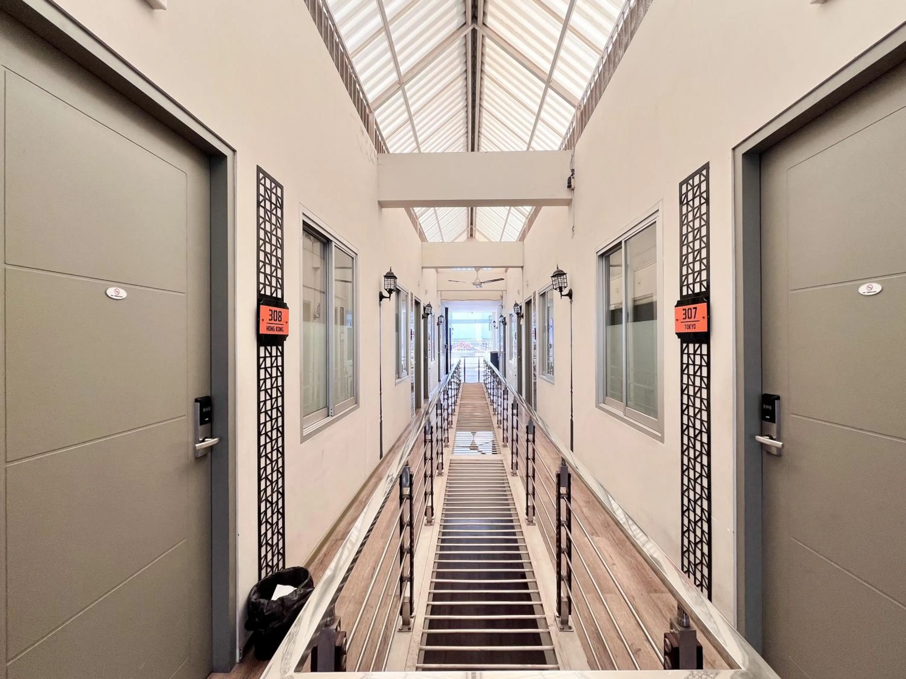 Property building in Sans Vibes Hotel Syariah Graha 100 Gubeng Surabaya