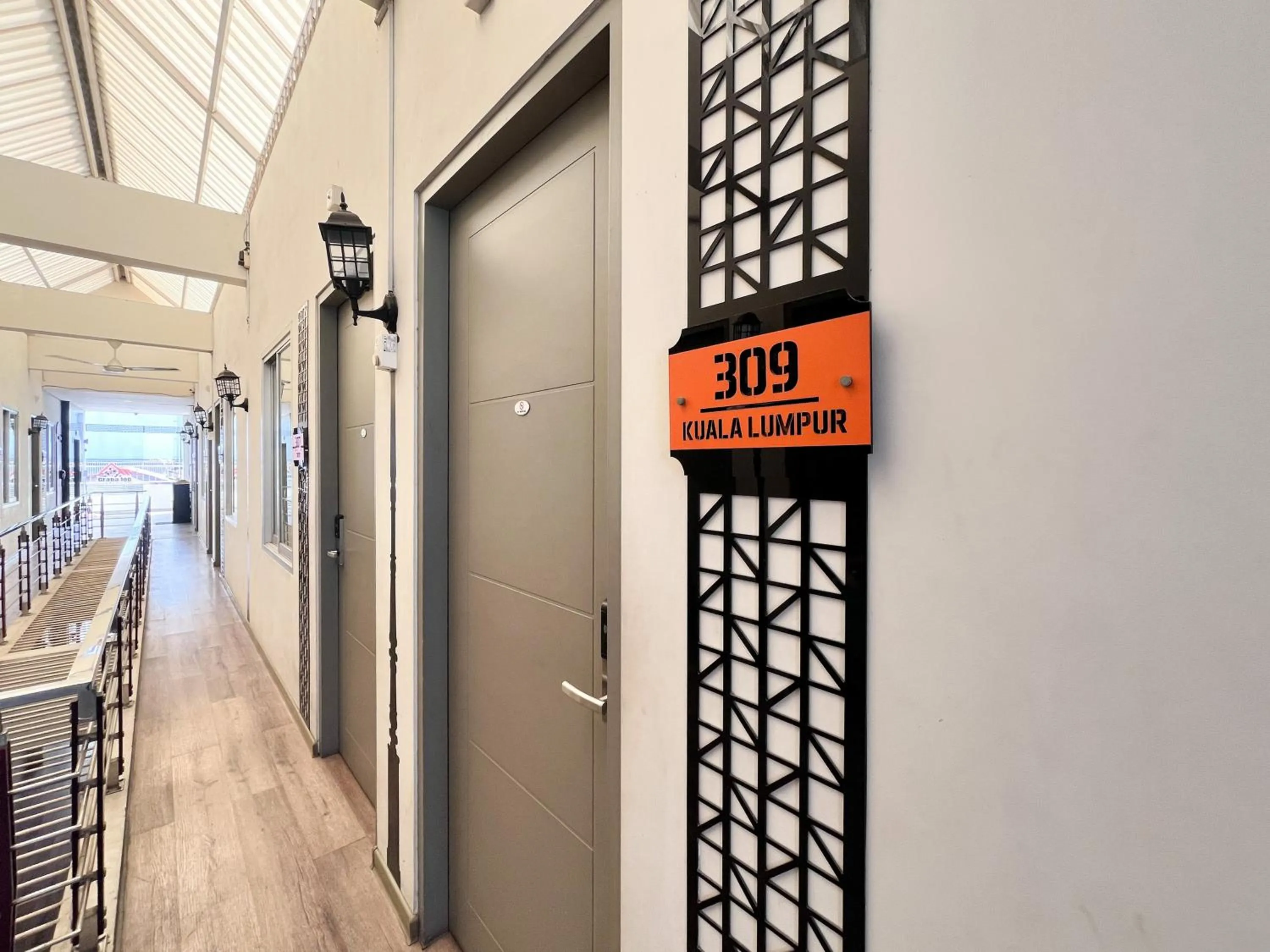 Property building in Sans Vibes Hotel Syariah Graha 100 Gubeng Surabaya