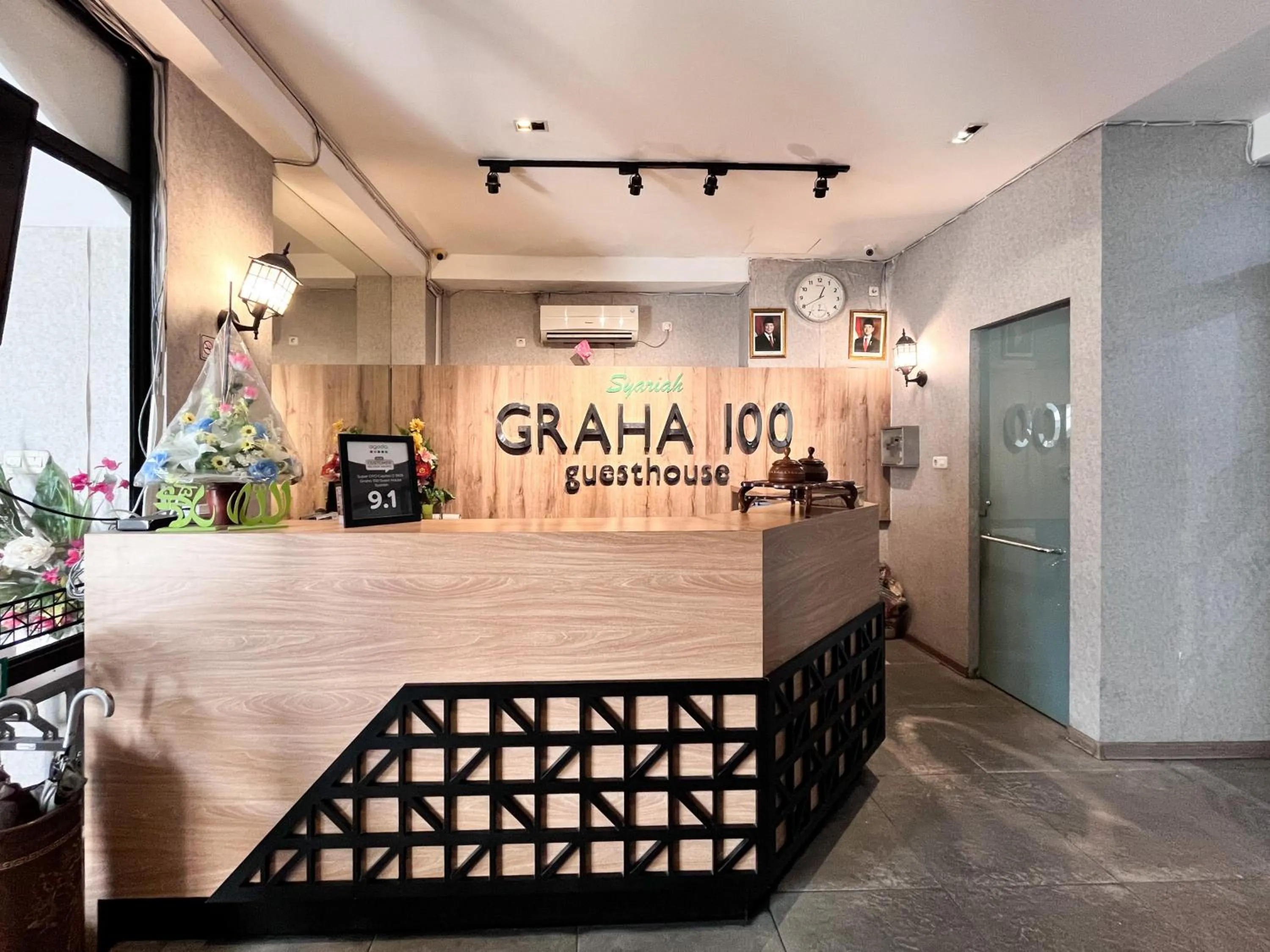 Lobby or reception in Sans Vibes Hotel Syariah Graha 100 Gubeng Surabaya