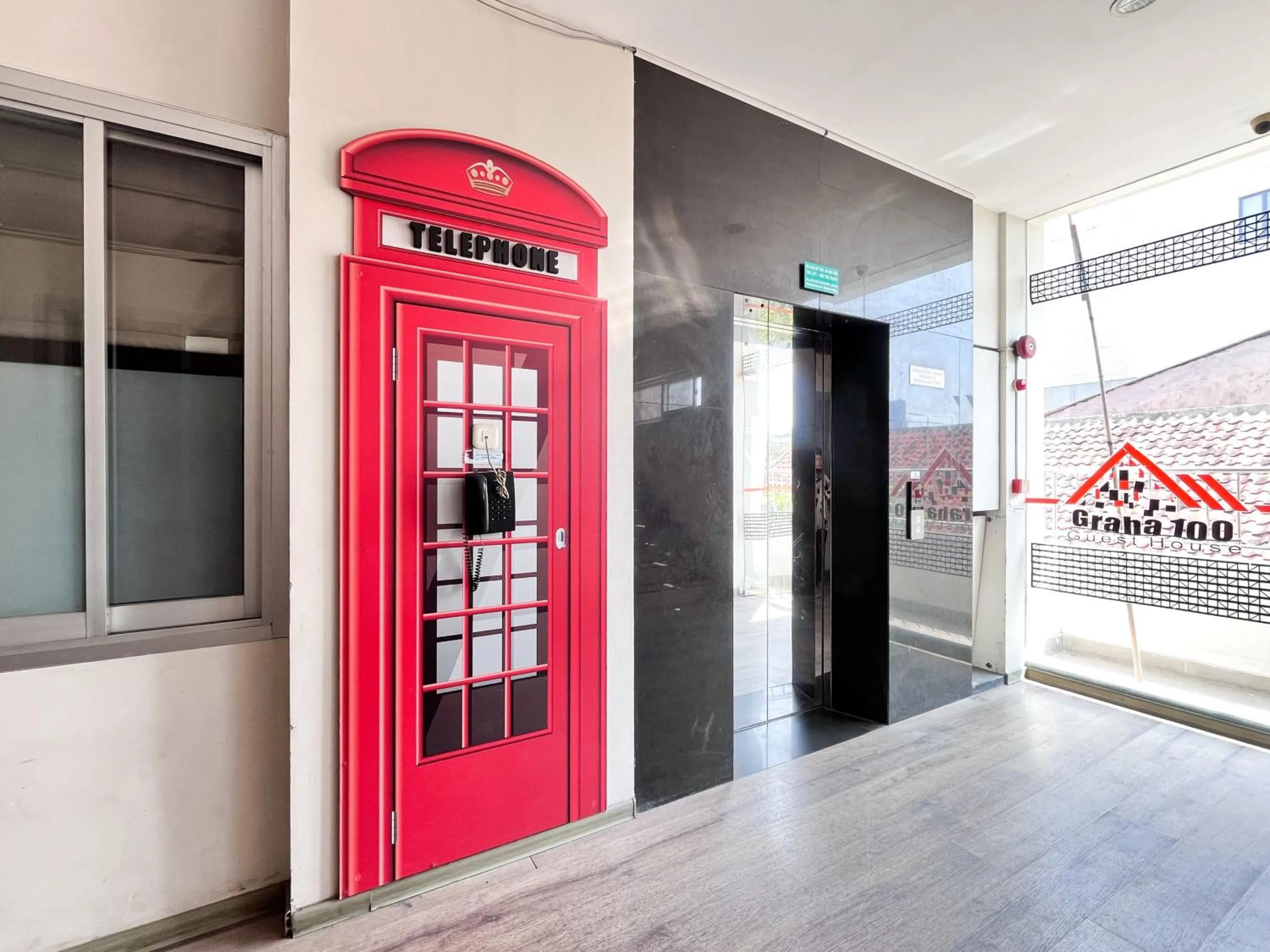 Property building in Sans Vibes Hotel Syariah Graha 100 Gubeng Surabaya