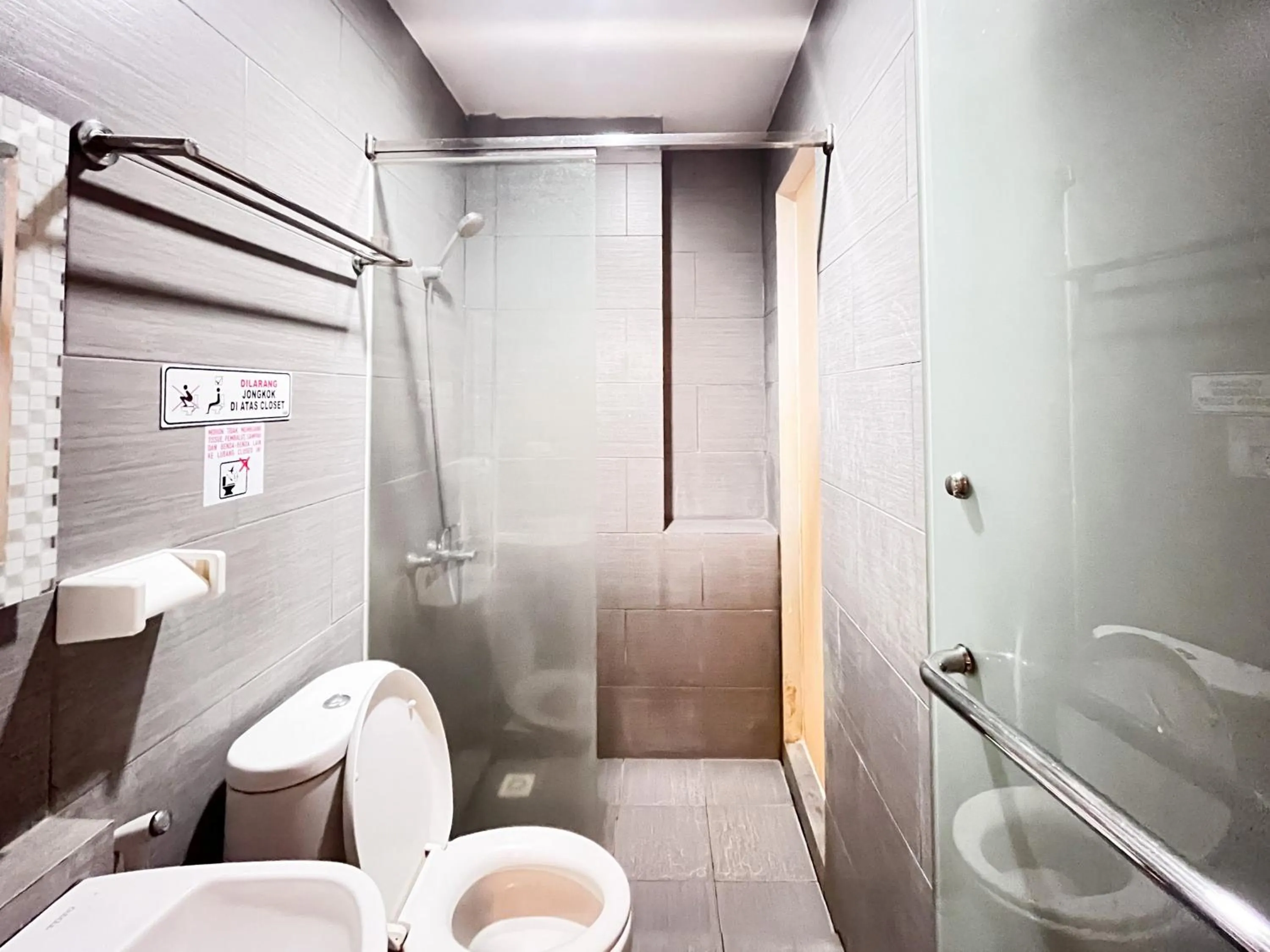 Bathroom in Sans Vibes Hotel Syariah Graha 100 Gubeng Surabaya