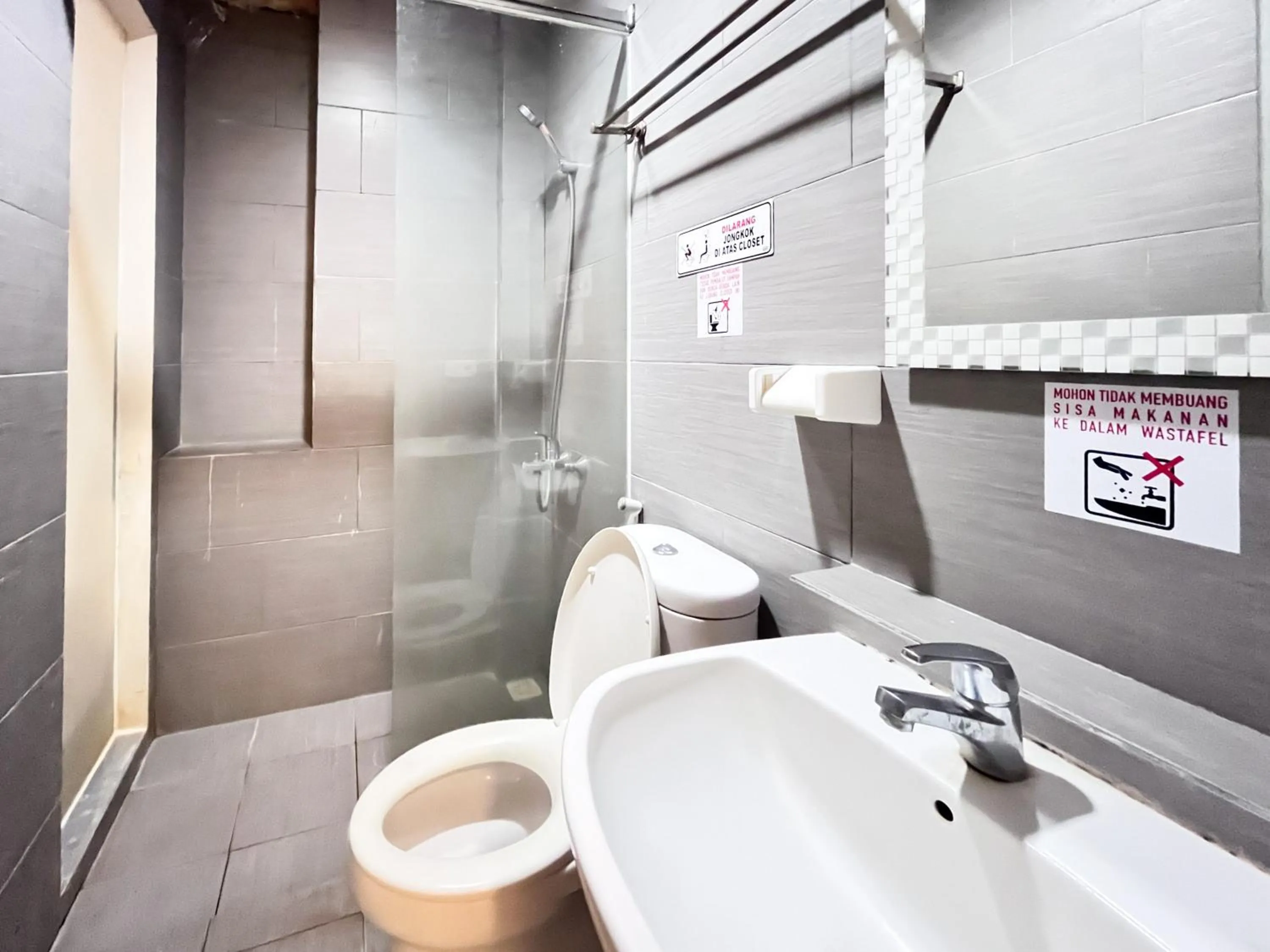 Bathroom in Sans Vibes Hotel Syariah Graha 100 Gubeng Surabaya