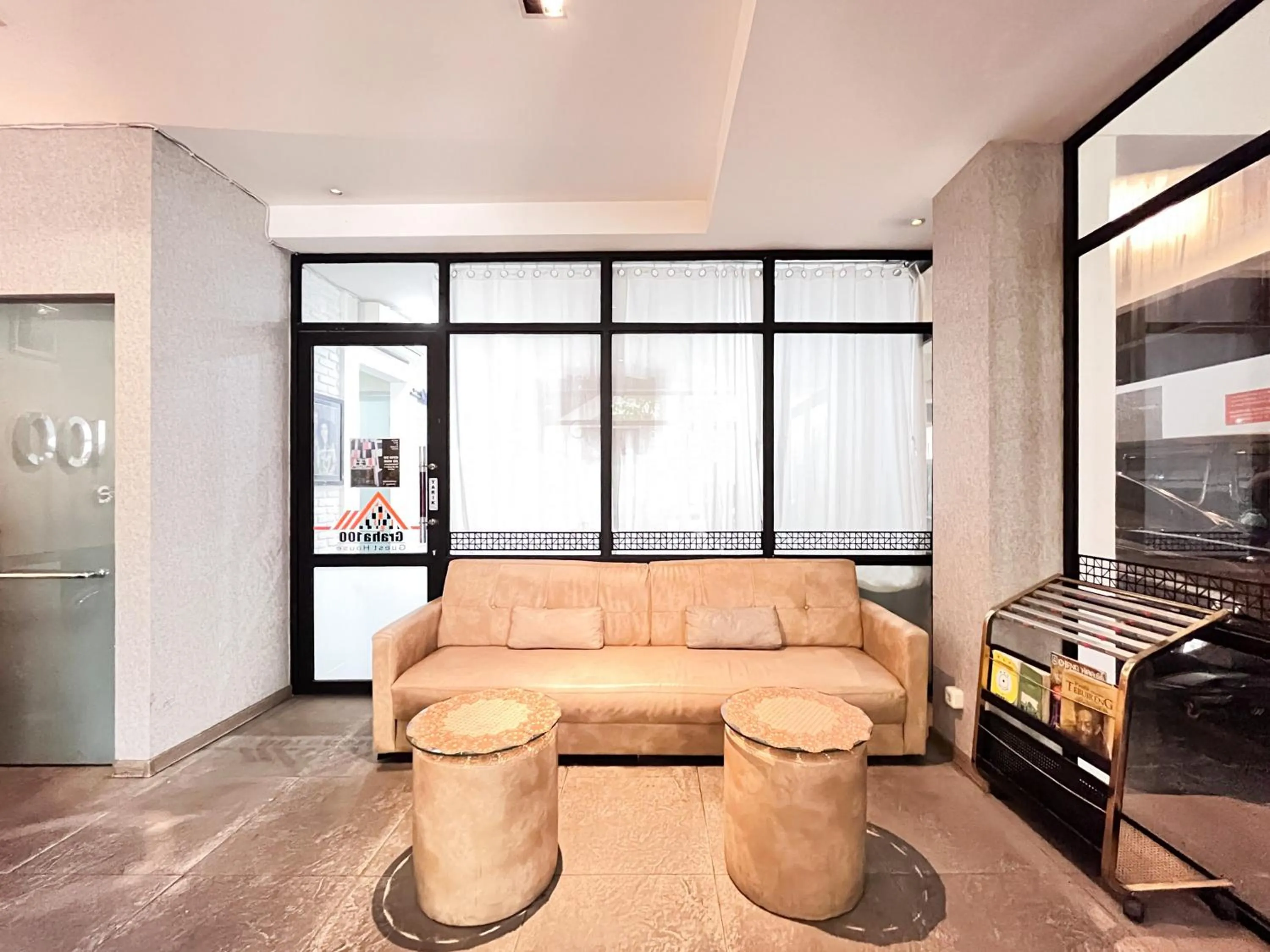 Seating area in Sans Vibes Hotel Syariah Graha 100 Gubeng Surabaya